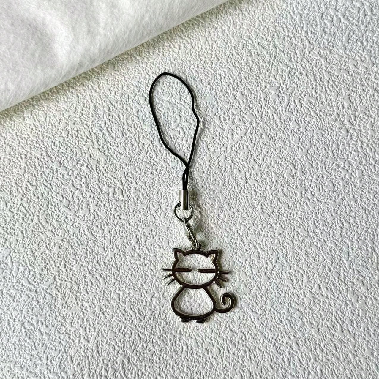 1/2pcs Hollow Cat Phone Chain Pendant, Fresh Girly Phone Chain, Simple Versatile Phone Decoration, Holiday Accessory, Universal USB Drive Exquisite Small Pendant