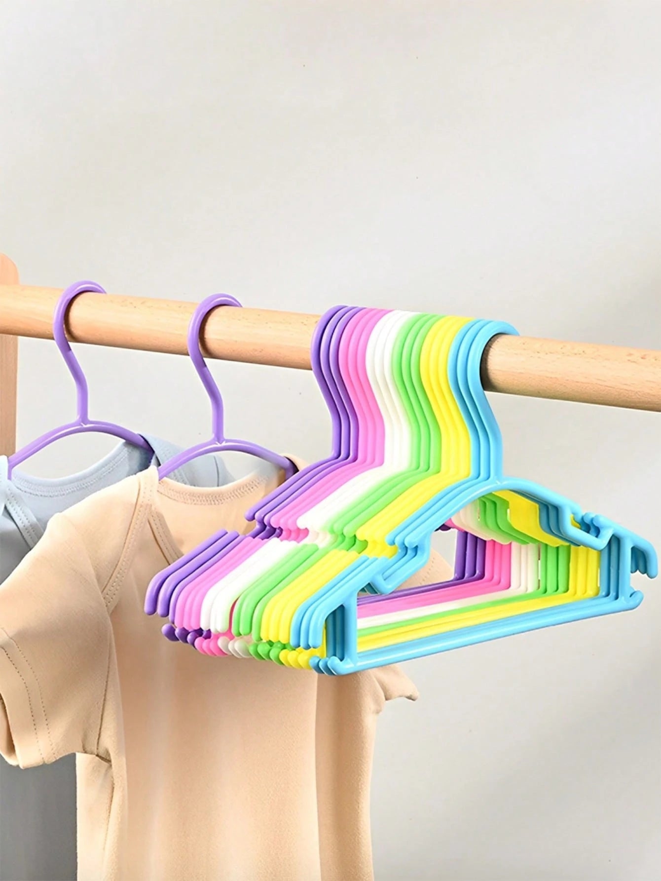 10/20pcs Solid Color Plastic Children's Hangers, Shoulder Notch Non-Slip Design, Suitable For Baby Clothes And Kids Wardrobe Organization
