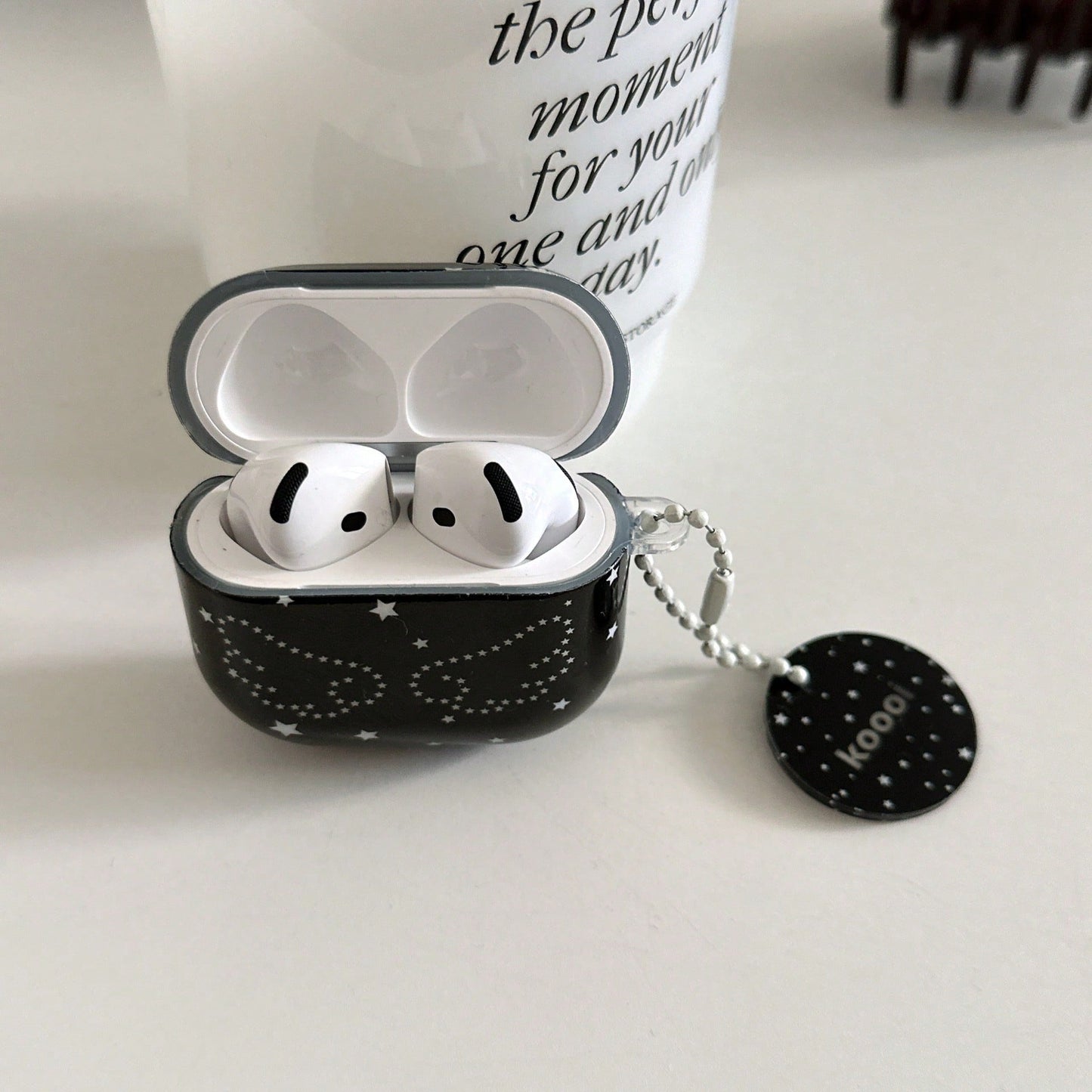 1pc Black Star Wings Wireless Earbud Case Cover, Y2K Glossy PC Rounded Protective Shell With Keychain Ring, Anti-Scratch Shockproof Charging Case Cover Compatible With Pro 1/2/3 Gen And Pods 1/2/3/4 G