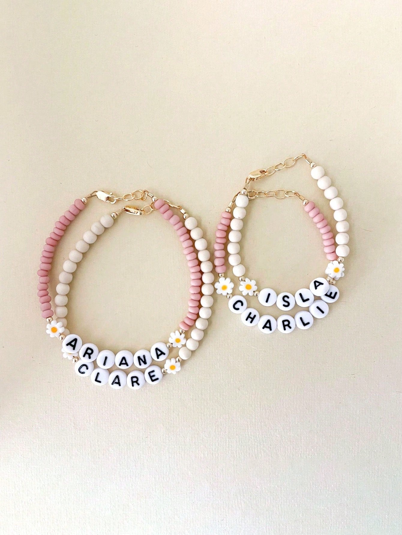 1pc Customized Name/Letter/Text/Daisy Bracelet/Girl Bracelet/Daisy Name Bracelet, Charming Spring/Summer Accessory, Customized Name Bracelet For Women, Vibrant Color Birthday Party Gift, Back To Schoo