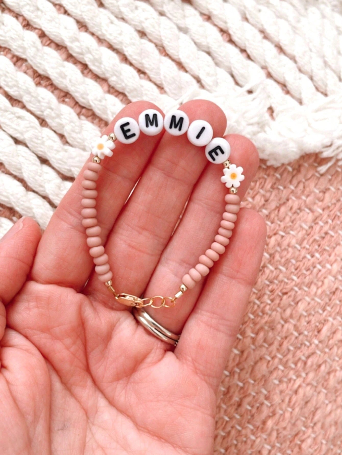 1pc Customized Name/Letter/Text/Daisy Bracelet/Girl Bracelet/Daisy Name Bracelet, Charming Spring/Summer Accessory, Customized Name Bracelet For Women, Vibrant Color Birthday Party Gift, Back To Schoo