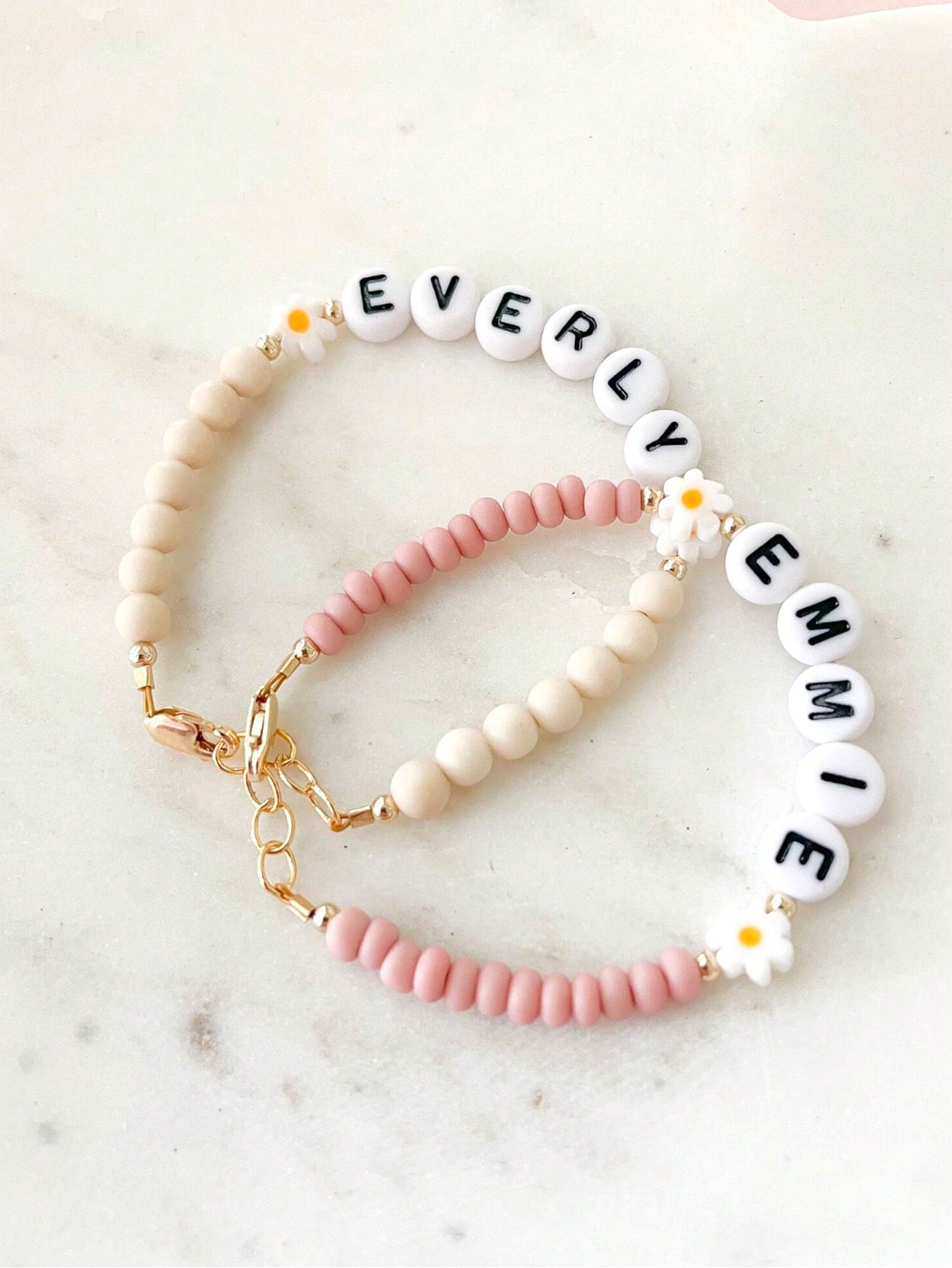 1pc Customized Name/Letter/Text/Daisy Bracelet/Girl Bracelet/Daisy Name Bracelet, Charming Spring/Summer Accessory, Customized Name Bracelet For Women, Vibrant Color Birthday Party Gift, Back To Schoo