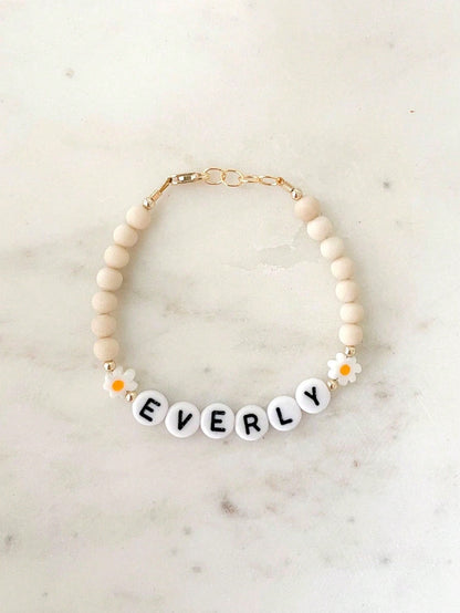 1pc Customized Name/Letter/Text/Daisy Bracelet/Girl Bracelet/Daisy Name Bracelet, Charming Spring/Summer Accessory, Customized Name Bracelet For Women, Vibrant Color Birthday Party Gift, Back To Schoo