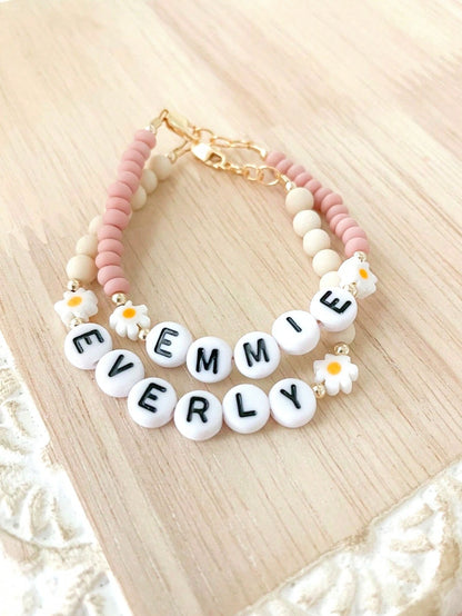 1pc Customized Name/Letter/Text/Daisy Bracelet/Girl Bracelet/Daisy Name Bracelet, Charming Spring/Summer Accessory, Customized Name Bracelet For Women, Vibrant Color Birthday Party Gift, Back To Schoo