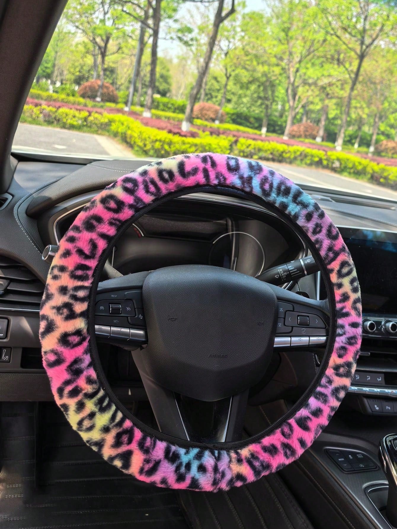 1pc Fuzzy Leopard Print Steering Wheel Cover, No Inner Ring, Warm Anti-Slip, Suitable For All Seasons, Leopard Pattern Car Accessory