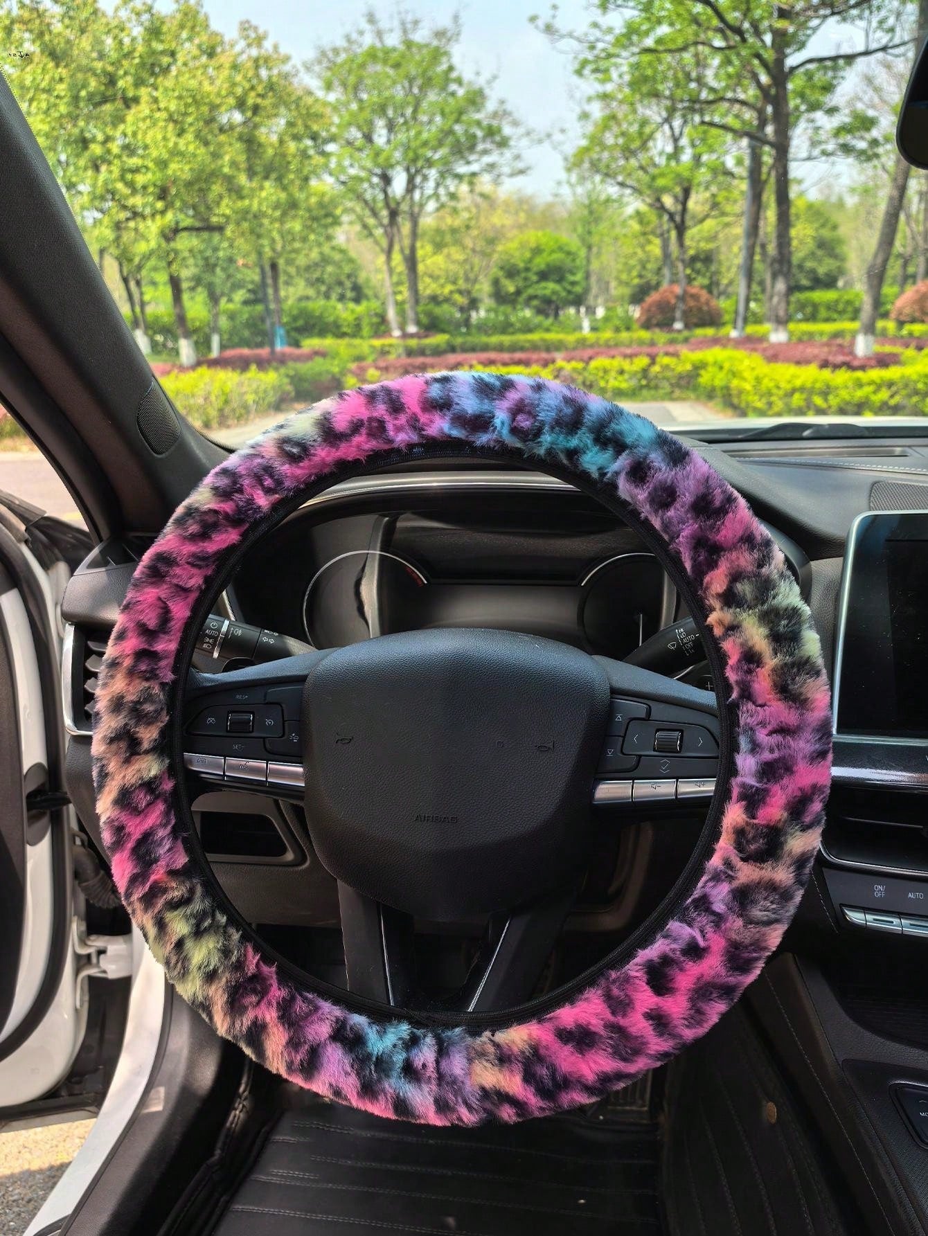 1pc Fuzzy Leopard Print Steering Wheel Cover, No Inner Ring, Warm Anti-Slip, Suitable For All Seasons, Leopard Pattern Car Accessory