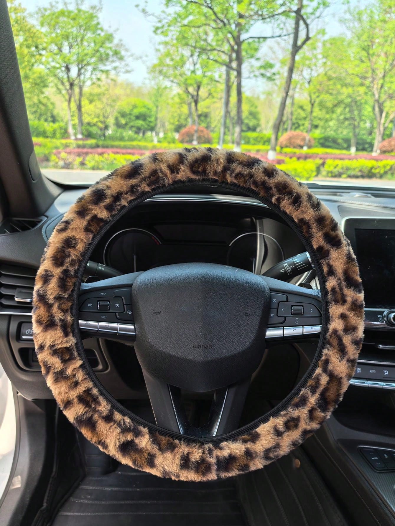 1pc Fuzzy Leopard Print Steering Wheel Cover, No Inner Ring, Warm Anti-Slip, Suitable For All Seasons, Leopard Pattern Car Accessory