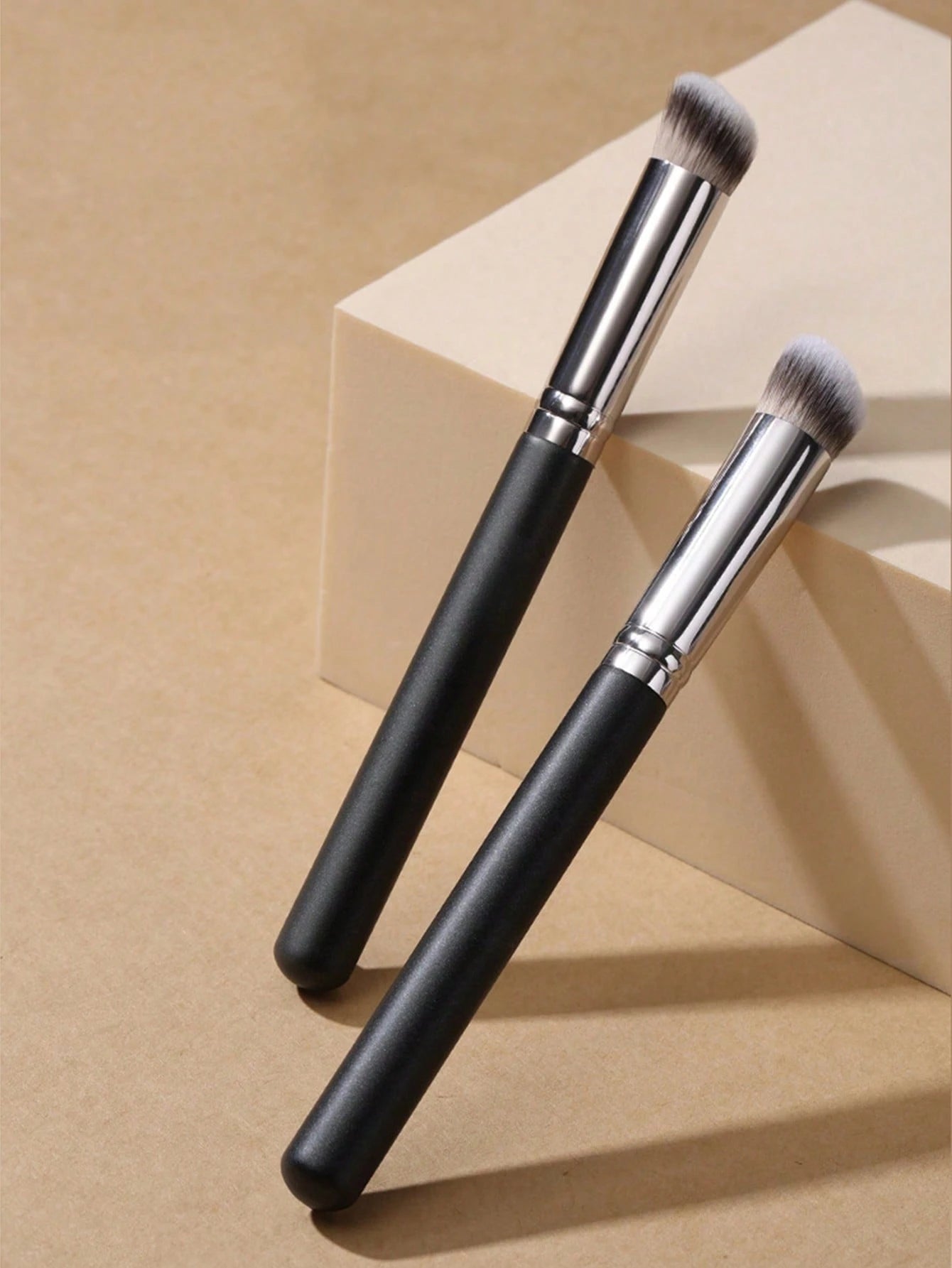 1pc Mini Angled Flat Head Eye Concealer Brush, Nose Contour Brush, Soft Dense Bristles, Suitable For Concealing, Blending, Setting, Liquid Foundation, Cream Makeup, Professional Small Foundation Brush