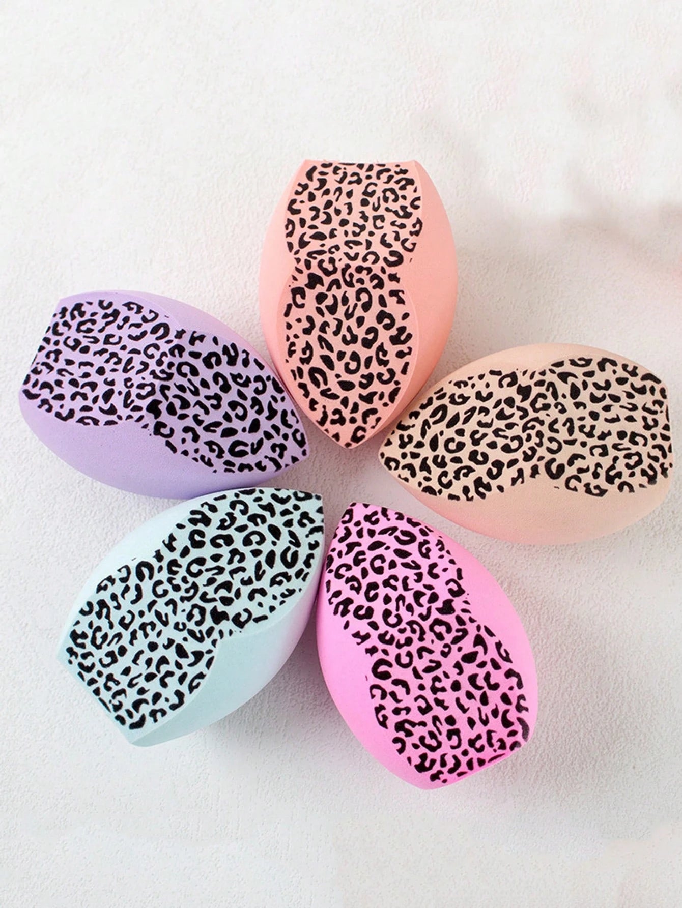1pc Oversized Leopard-Print Makeup Sponge-Soft, Oval-Shaped, And Suitable For Both Wet And Dry Use. Featuring A Three-Sided Design, It Works Well With Liquid Foundation And Concealer, Making It Ideal