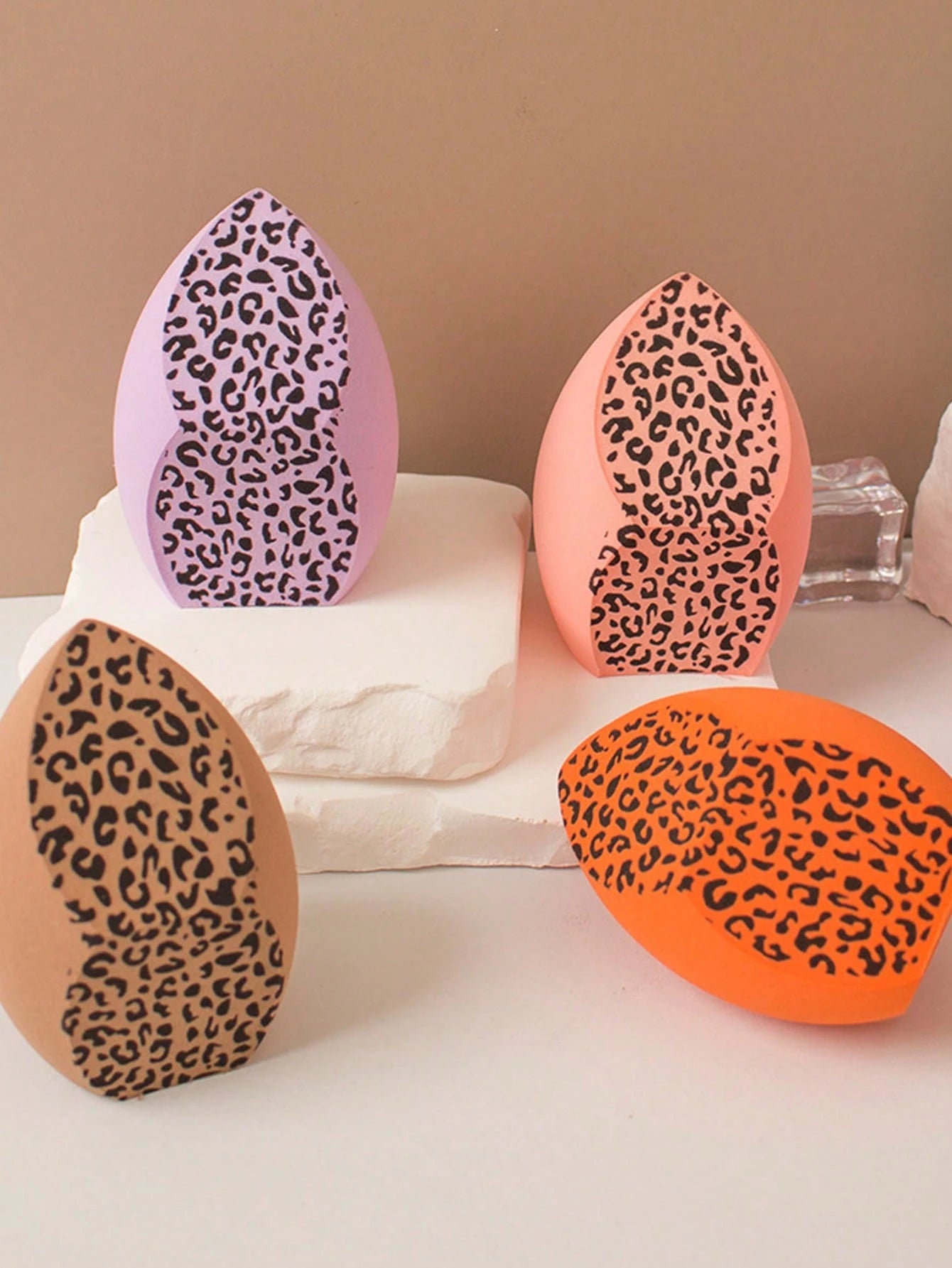 1pc Oversized Leopard-Print Makeup Sponge-Soft, Oval-Shaped, And Suitable For Both Wet And Dry Use. Featuring A Three-Sided Design, It Works Well With Liquid Foundation And Concealer, Making It Ideal