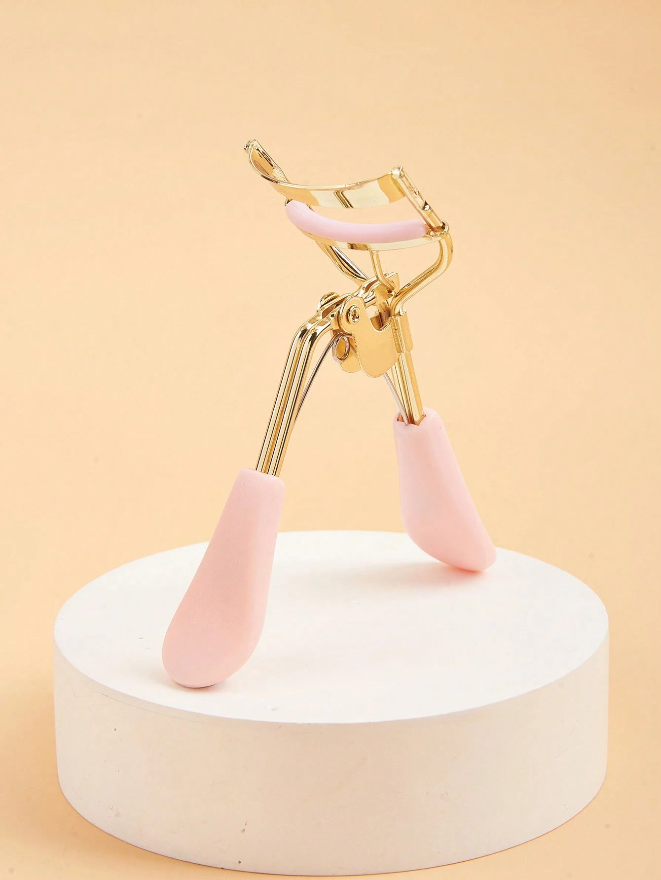 1pc Pink Handle Gold Eyelash Curler, Fits Eye Shape Gently Without Pinching Eyelids, Natural Curl Easy To Use, Eyelash Makeup Tool, Home Essential, Travel Portable, Vanity Table Must-Have