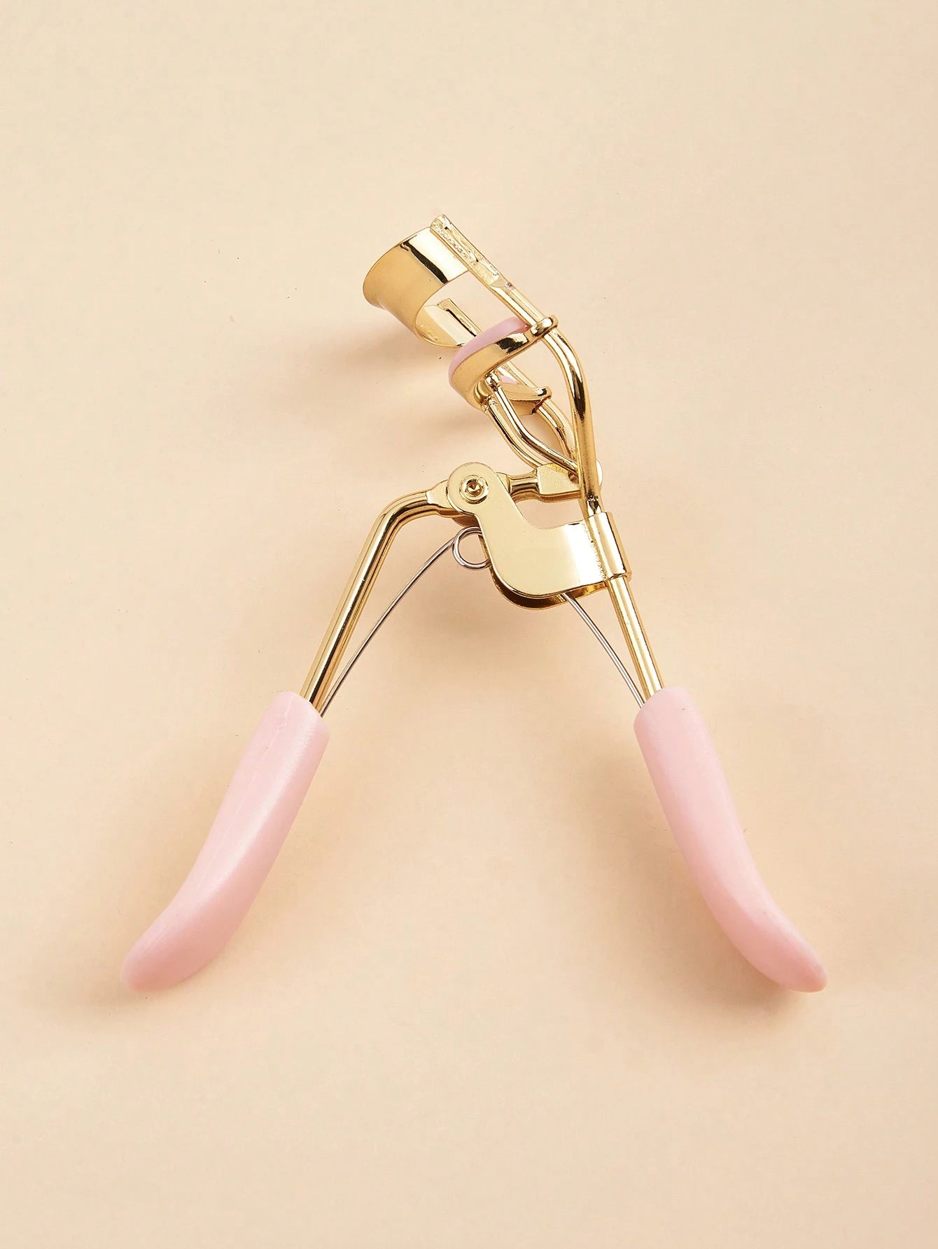 1pc Pink Handle Gold Eyelash Curler, Fits Eye Shape Gently Without Pinching Eyelids, Natural Curl Easy To Use, Eyelash Makeup Tool, Home Essential, Travel Portable, Vanity Table Must-Have