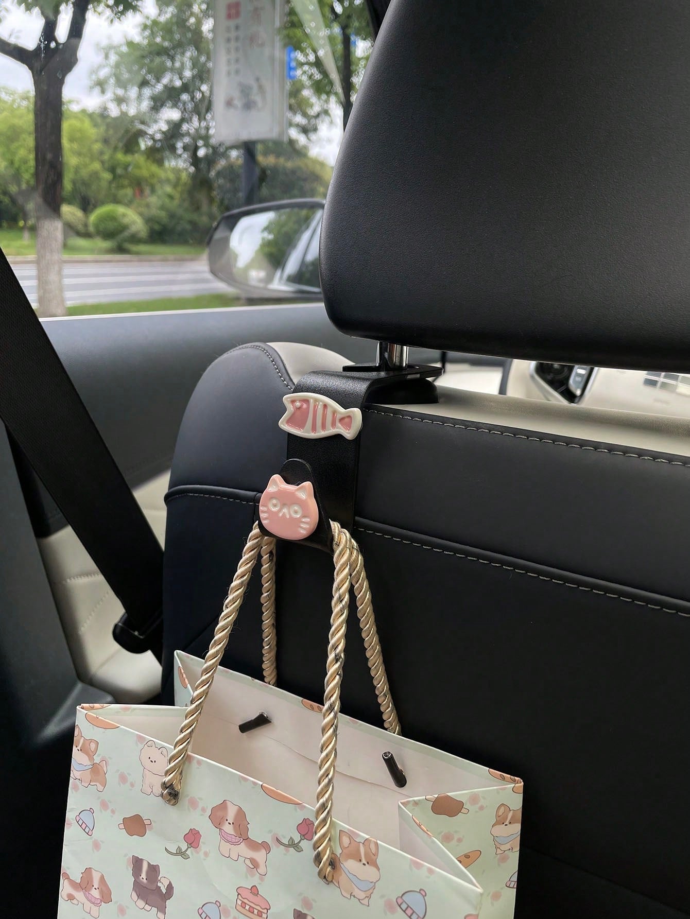 1pc Resin Cat And Fish Car Hook, Hidden Cartoon Cat And Fish 7-Shaped Car Hook For Rear Seat, DIY Resin Decorative Patch Cream Glue Accessory, Multi-Functional Hanging Hook For Rear Seat, Car Interior
