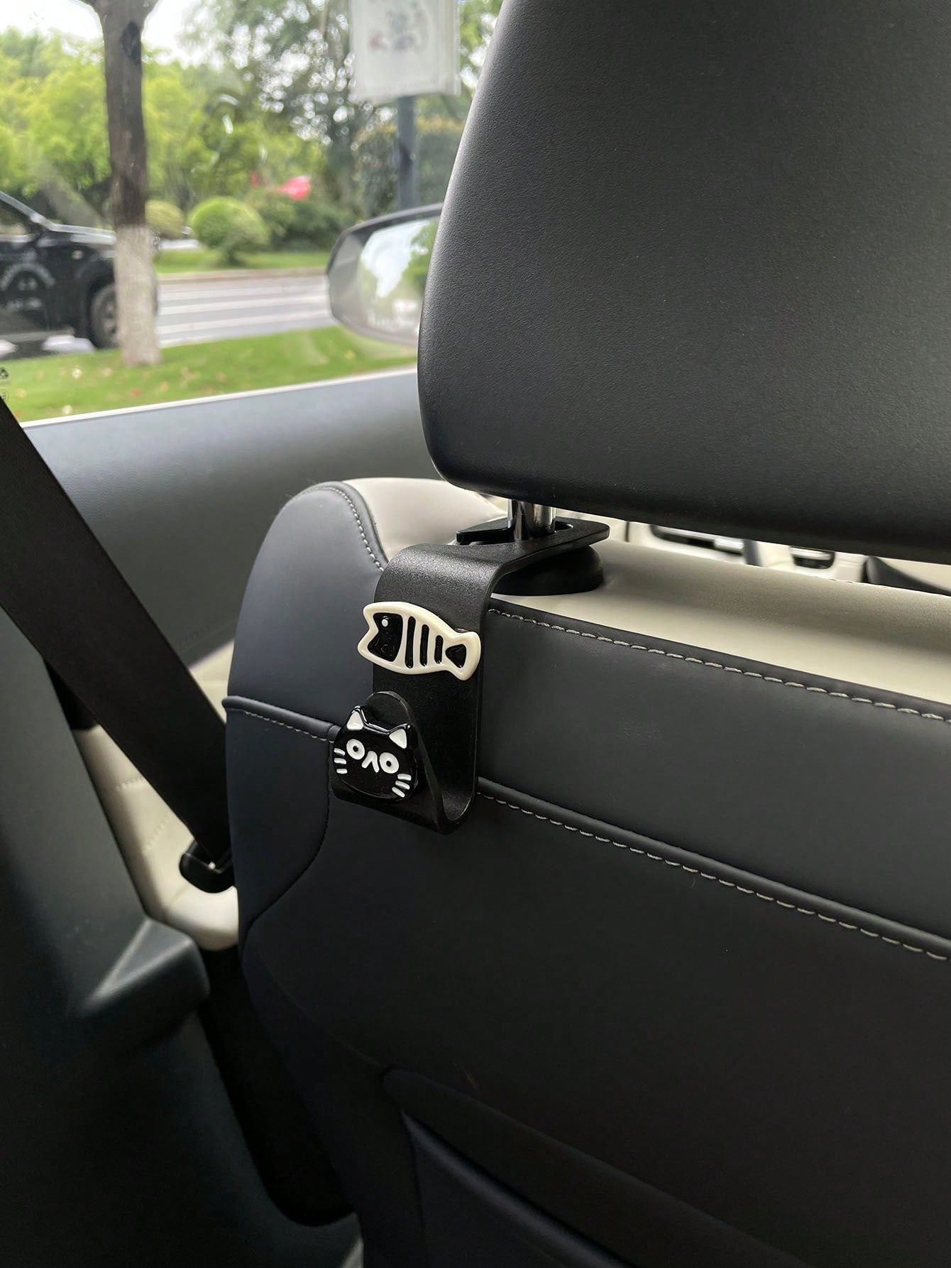 1pc Resin Cat And Fish Car Hook, Hidden Cartoon Cat And Fish 7-Shaped Car Hook For Rear Seat, DIY Resin Decorative Patch Cream Glue Accessory, Multi-Functional Hanging Hook For Rear Seat, Car Interior