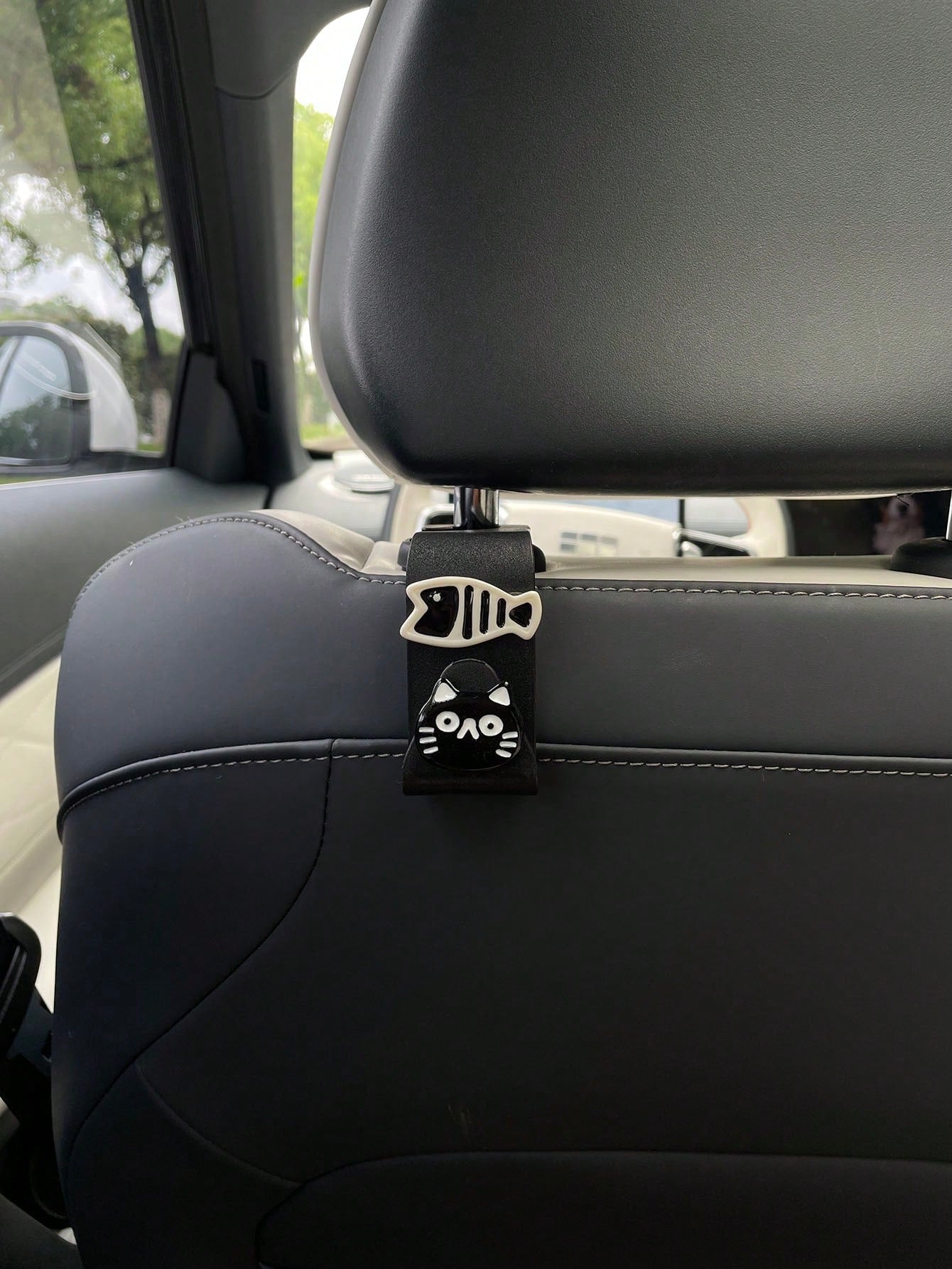 1pc Resin Cat And Fish Car Hook, Hidden Cartoon Cat And Fish 7-Shaped Car Hook For Rear Seat, DIY Resin Decorative Patch Cream Glue Accessory, Multi-Functional Hanging Hook For Rear Seat, Car Interior