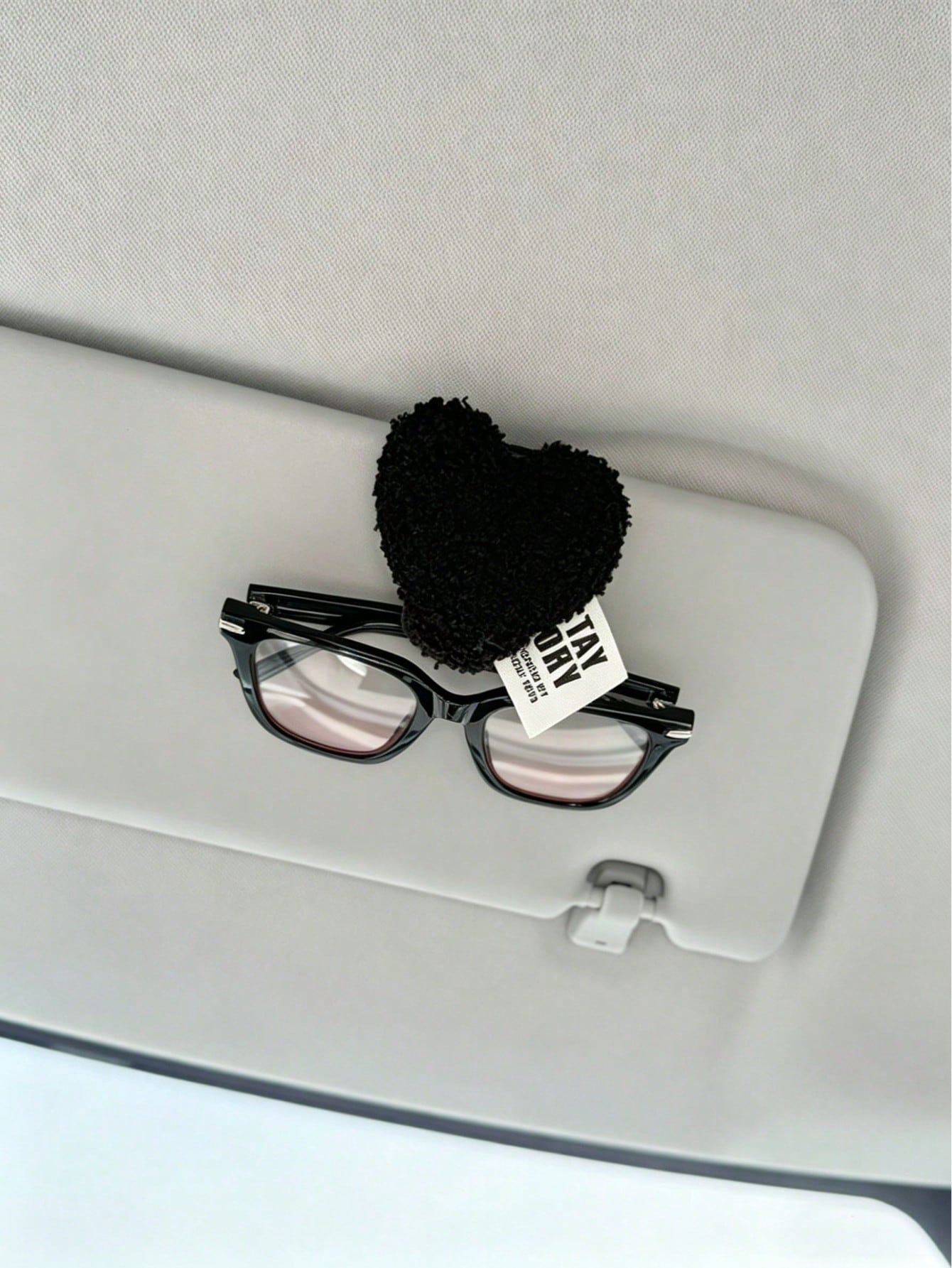 1pc Universal Car Glasses Clip, Fashion Glasses Clip With Cute Heart Pattern, Plush Material, Car Glasses Holder, Interior Decor, Glasses Storage Rack, Car Accessories