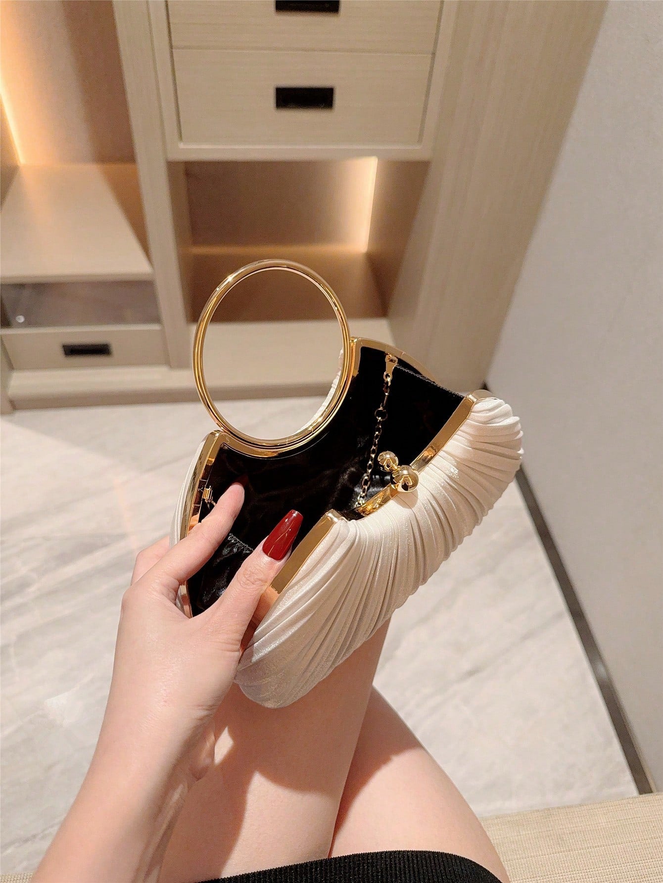 1pc Women's Elegant Box-Shaped Pleated Design Clutch Bag- Luxurious Glitter Bracelet Handle Formal Party Handbag, Bride, Wedding Items