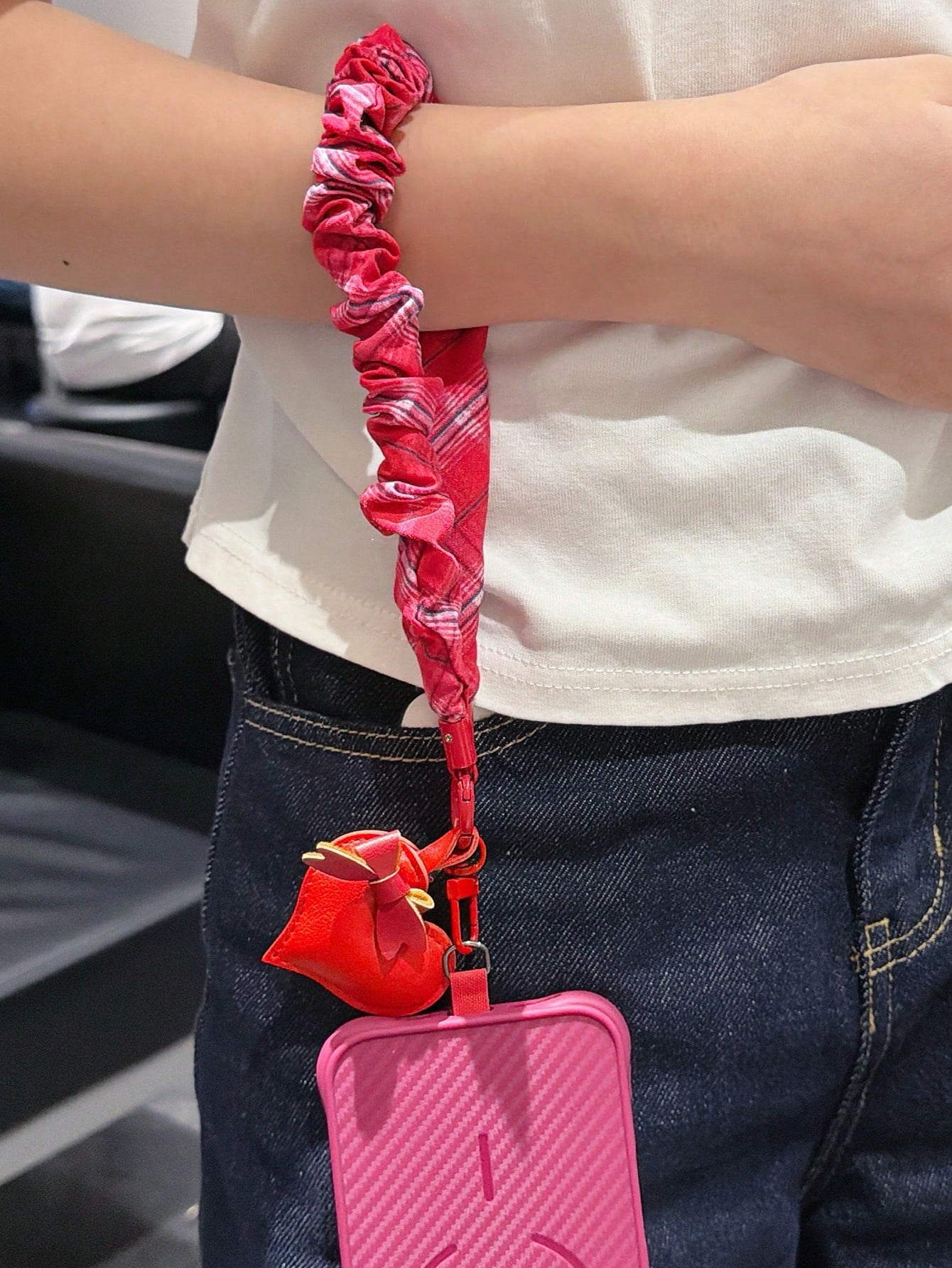 1pc Women's Short Wrist Phone Lanyard, Pleated Wrist Strap, Niche Style, Elegant With Cushion Pad
