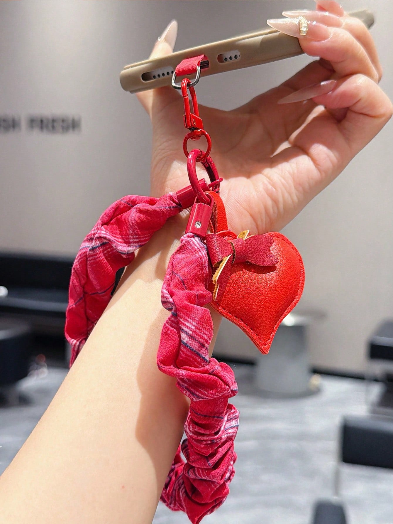 1pc Women's Short Wrist Phone Lanyard, Pleated Wrist Strap, Niche Style, Elegant With Cushion Pad