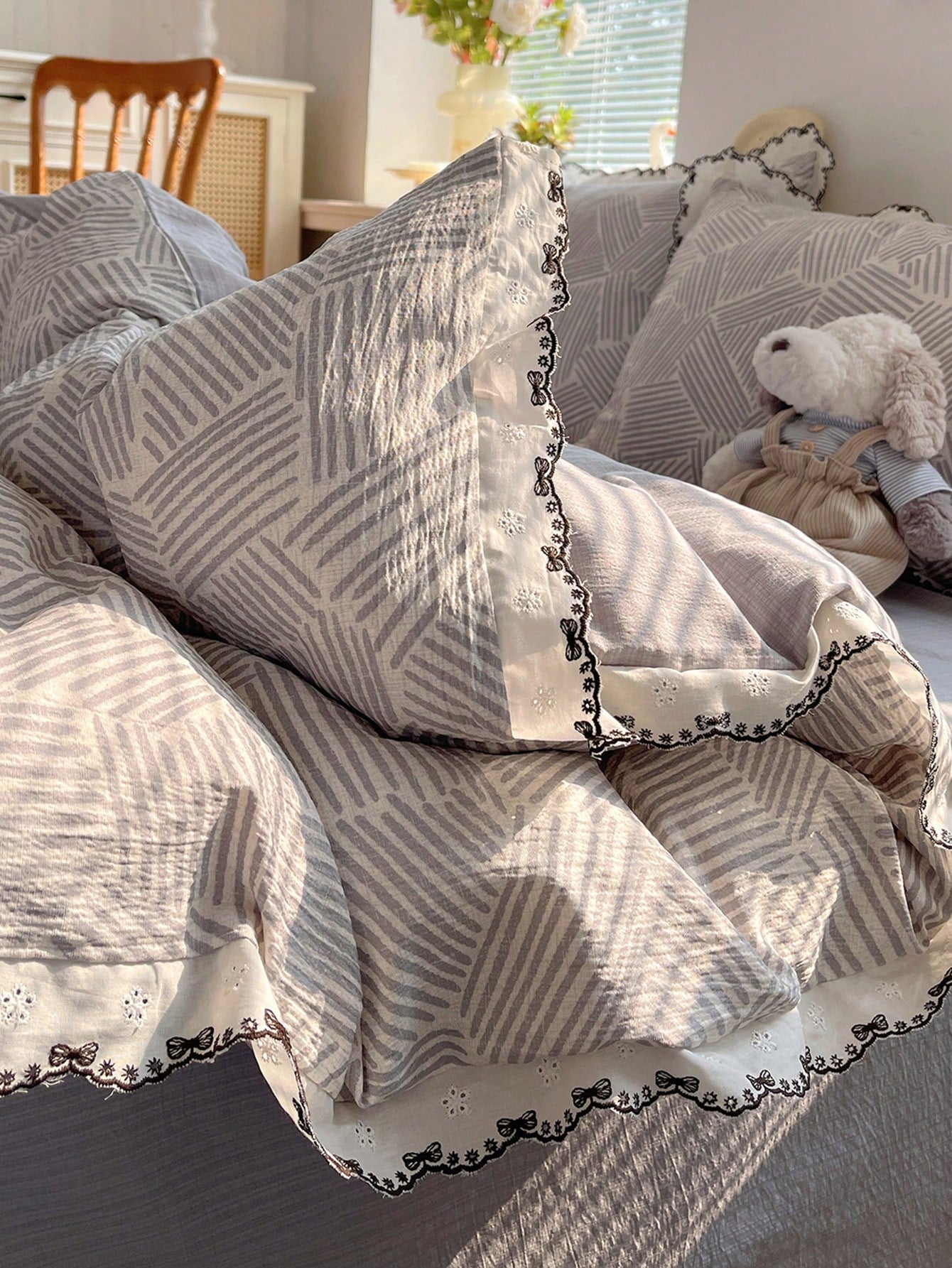 4-Piece Lace Trim Floral Print Bedding Set, French Country Style, Breathable And Soft All-Season Bedding Set, Includes 1 Duvet Cover, 1 Bed Sheet, 2 Pillowcases, No Filling, Suitable For Bedroom, Dorm
