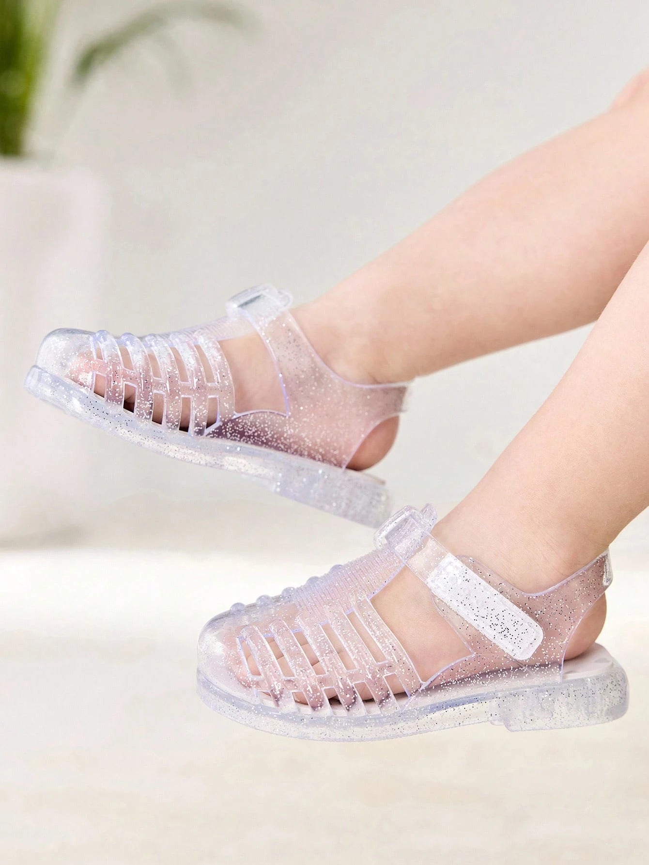 Cozy Pixies 1 Pair Fashionable Versatile Cute Princess Pink Transparent Soft Comfortable Crystal Heart Flat Sandals For Toddlers