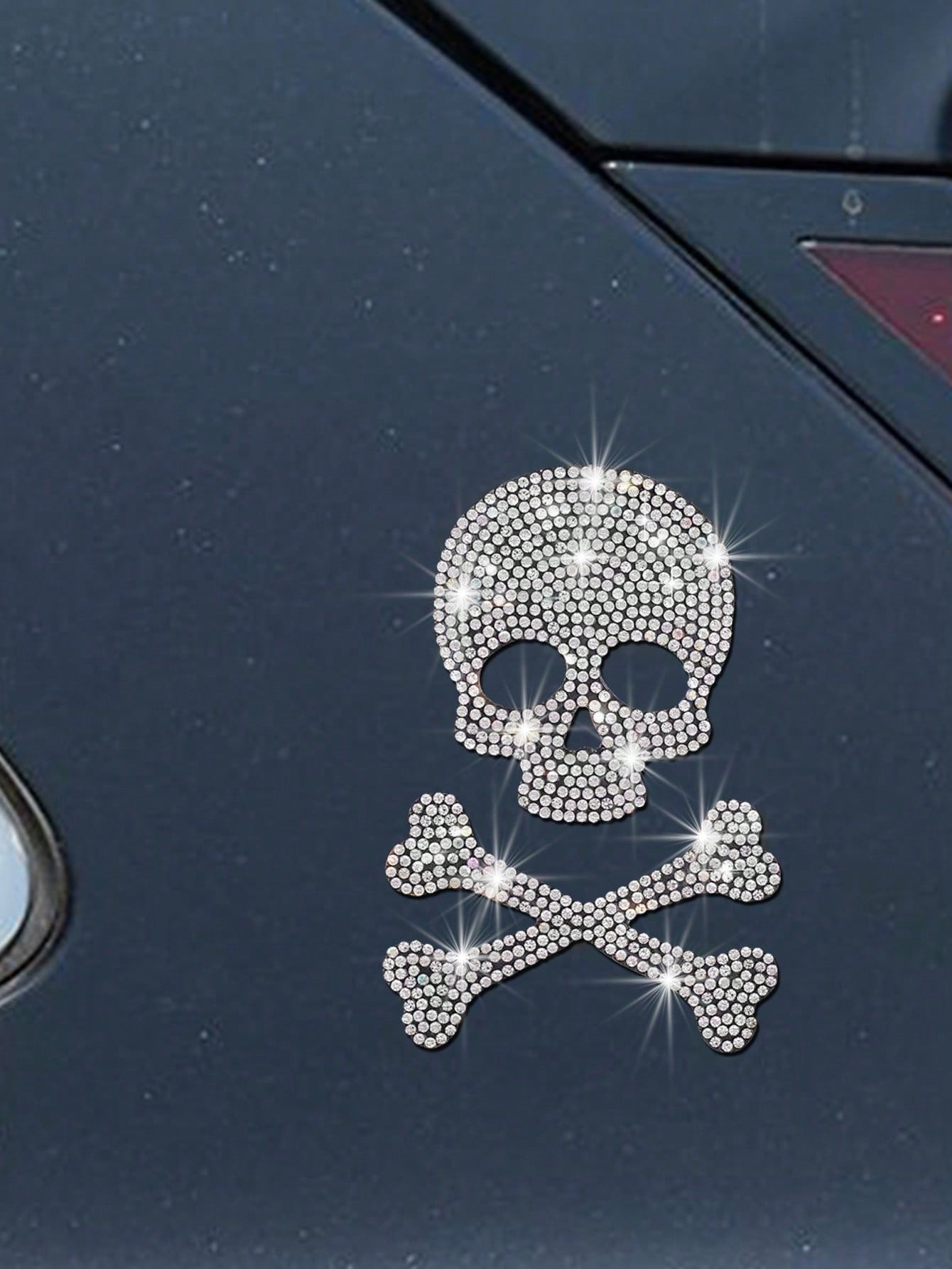 Creative Sparkling Diamond Skull And Crossbones