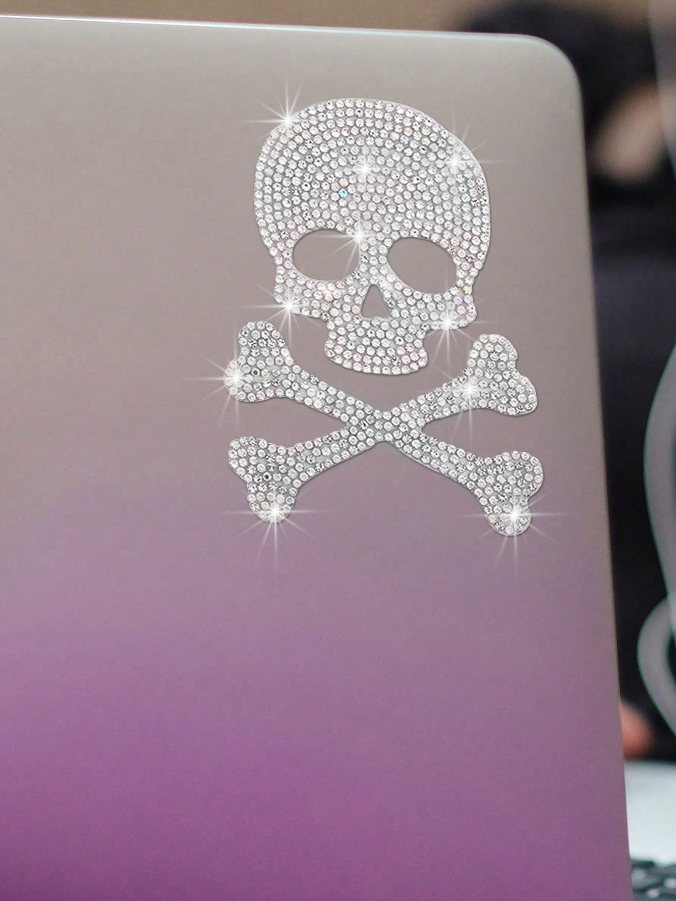 Creative Sparkling Diamond Skull And Crossbones