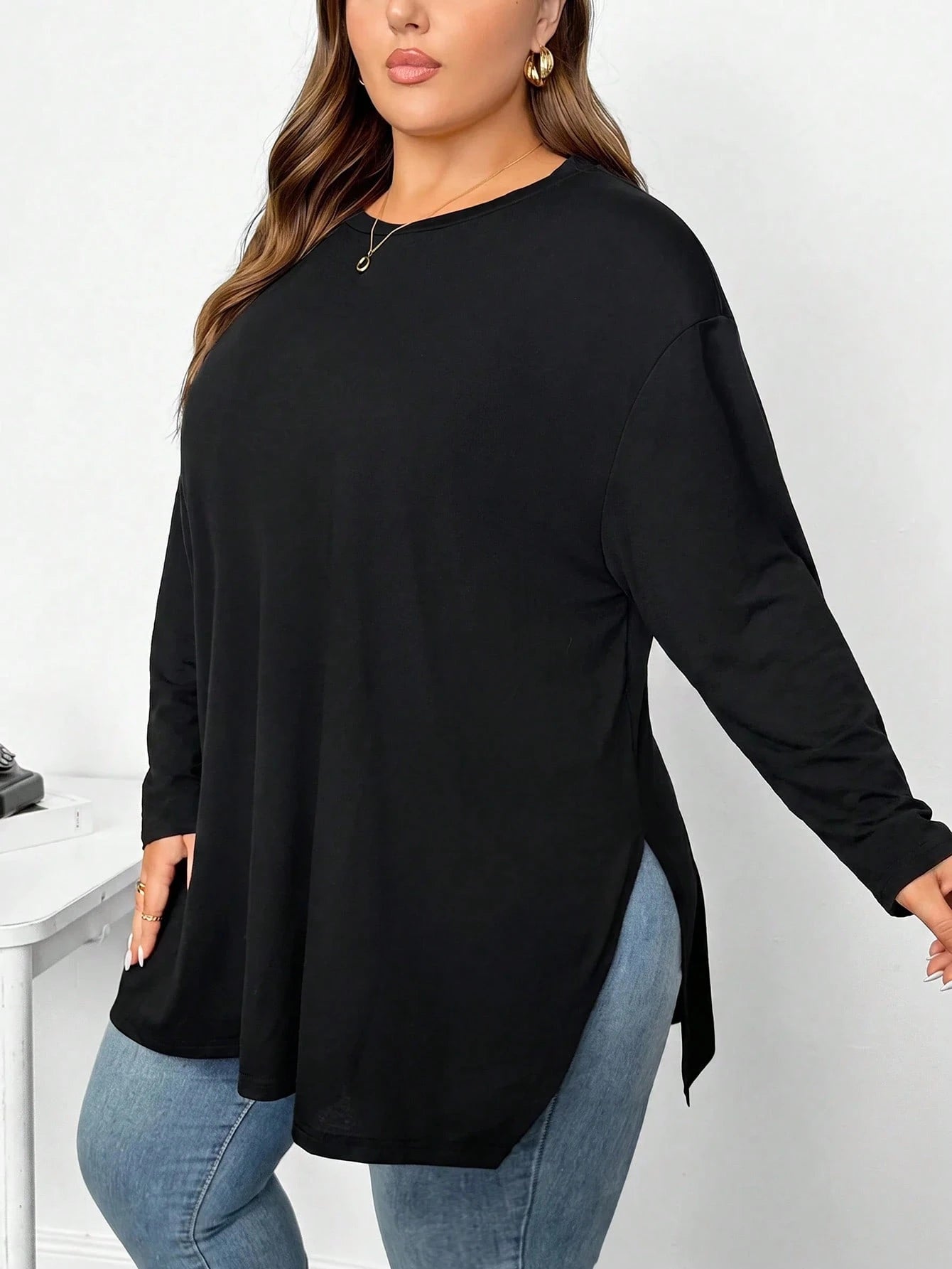 CURVE+ Plus Size Women's Spring/Autumn Fashion Casual Loose Comfortable Basic Black Short Sleeve T-Shirt With Hem Slit, Minimalist Style, Everyday Top, Plus Size T-Shirt, Women's Airport Outfit
