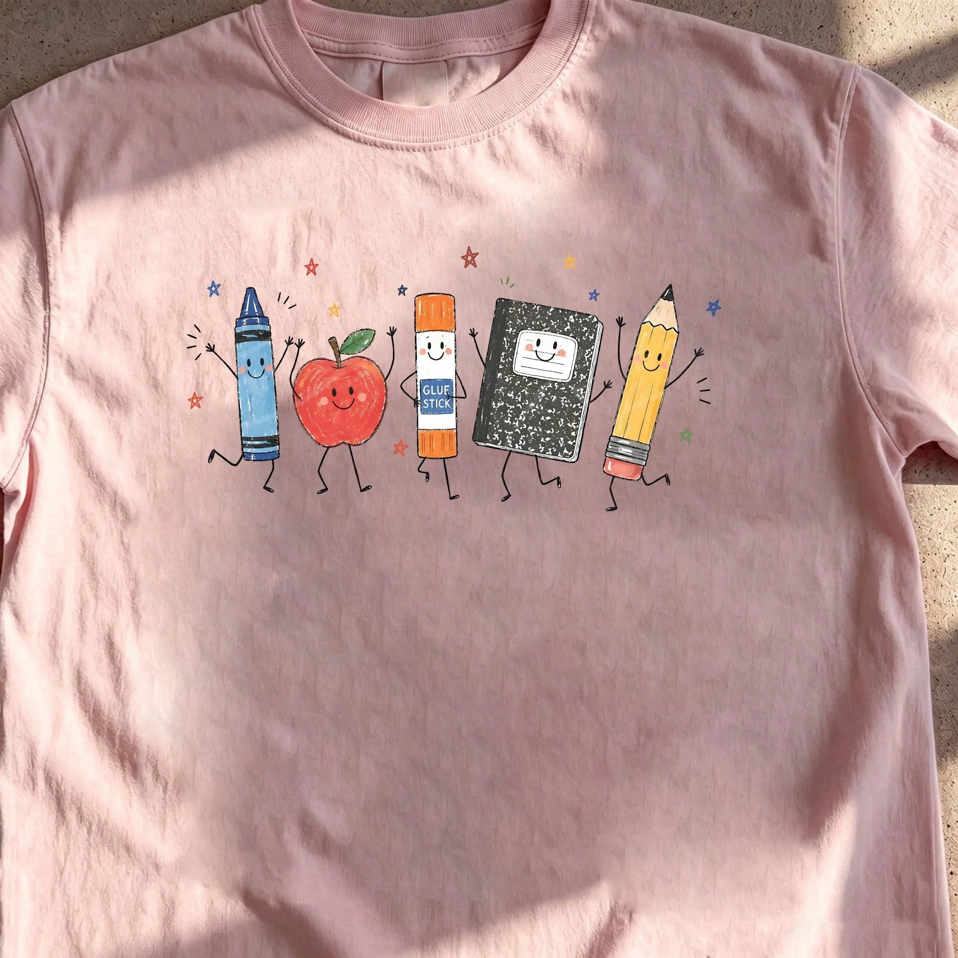 Cute Cartoon School Supplies Graphic Tee Preppy Teacher Student T-Shirt Kindergarten Back To School Top Smiling Apple Crayon Pencil Graphic Clothes