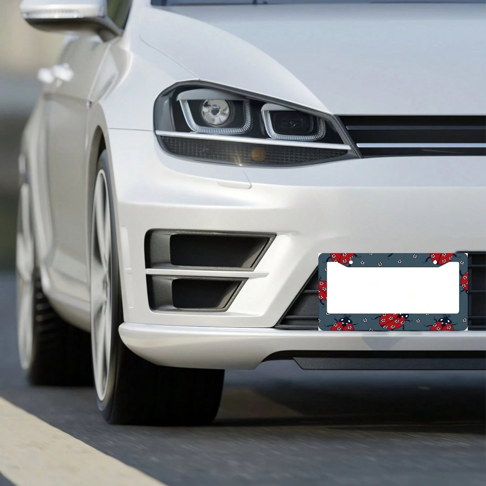 Cute Ladybug License Plate Frame, 2D Flat Print Red Insect And White Floral Car License Plate Cover, Lucky Ladybug Car License Plate Holder, Suitable For Women And Girls, Universal Size Rust-Proof Car