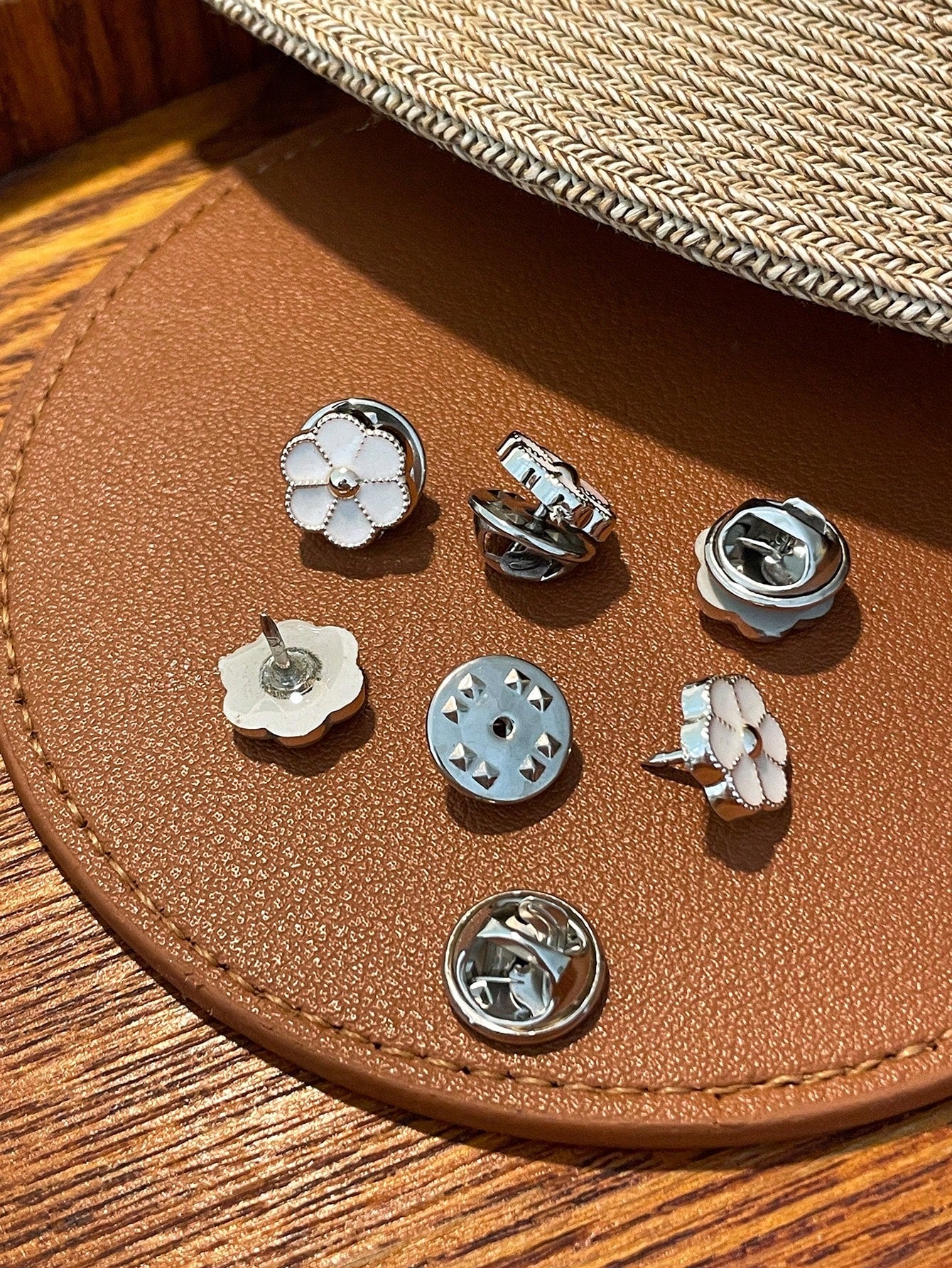 DAZY 5pcs Floral Shaped Button
