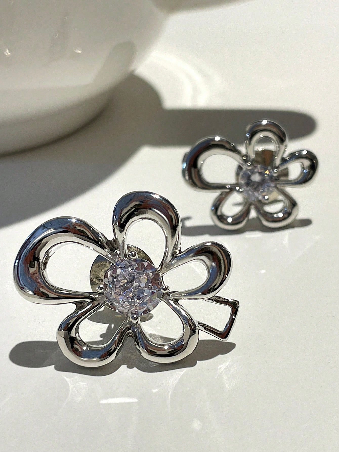 DAZY Fashionable Flower Design Button