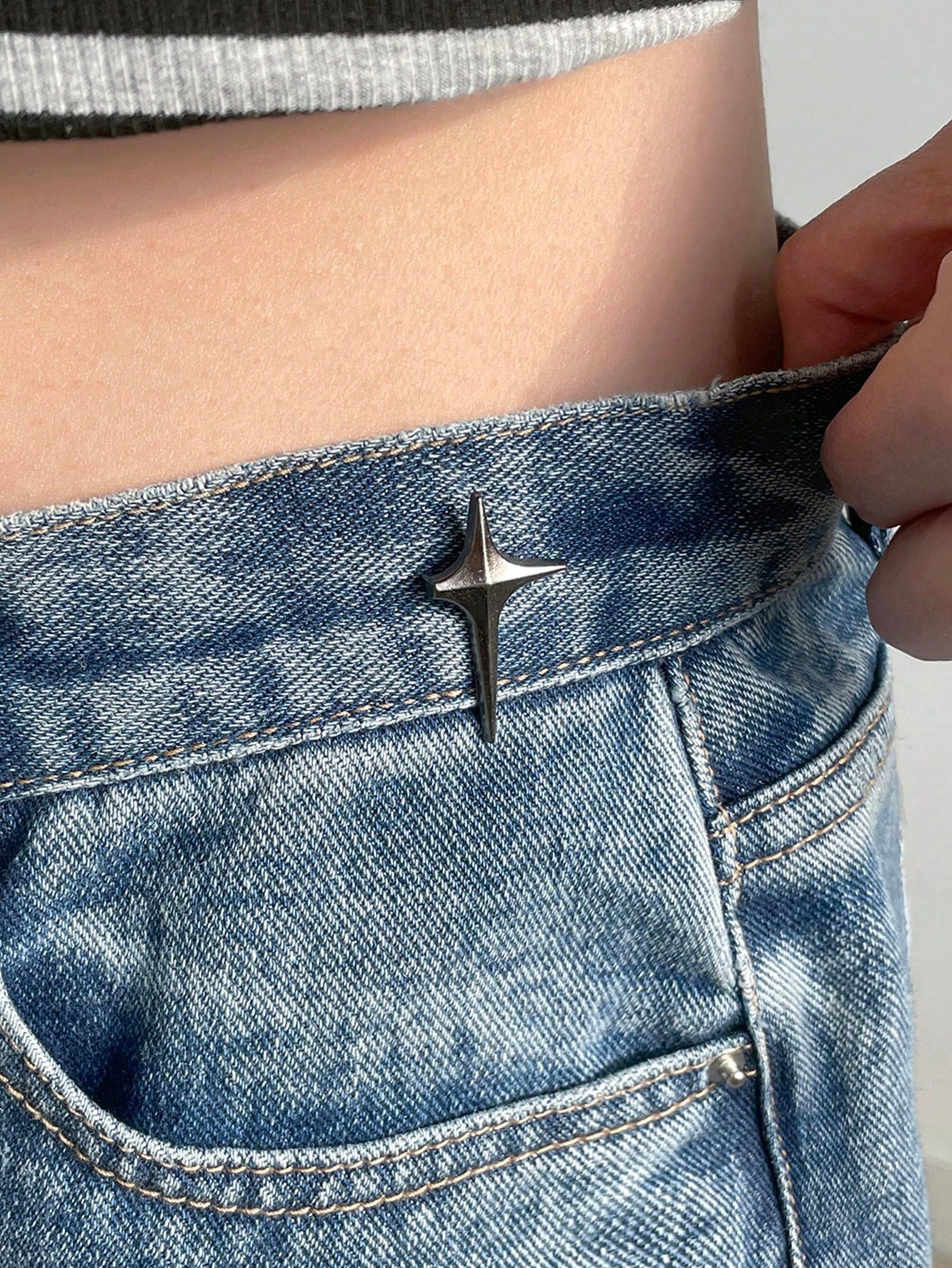 DAZY Silver Star Shaped Button