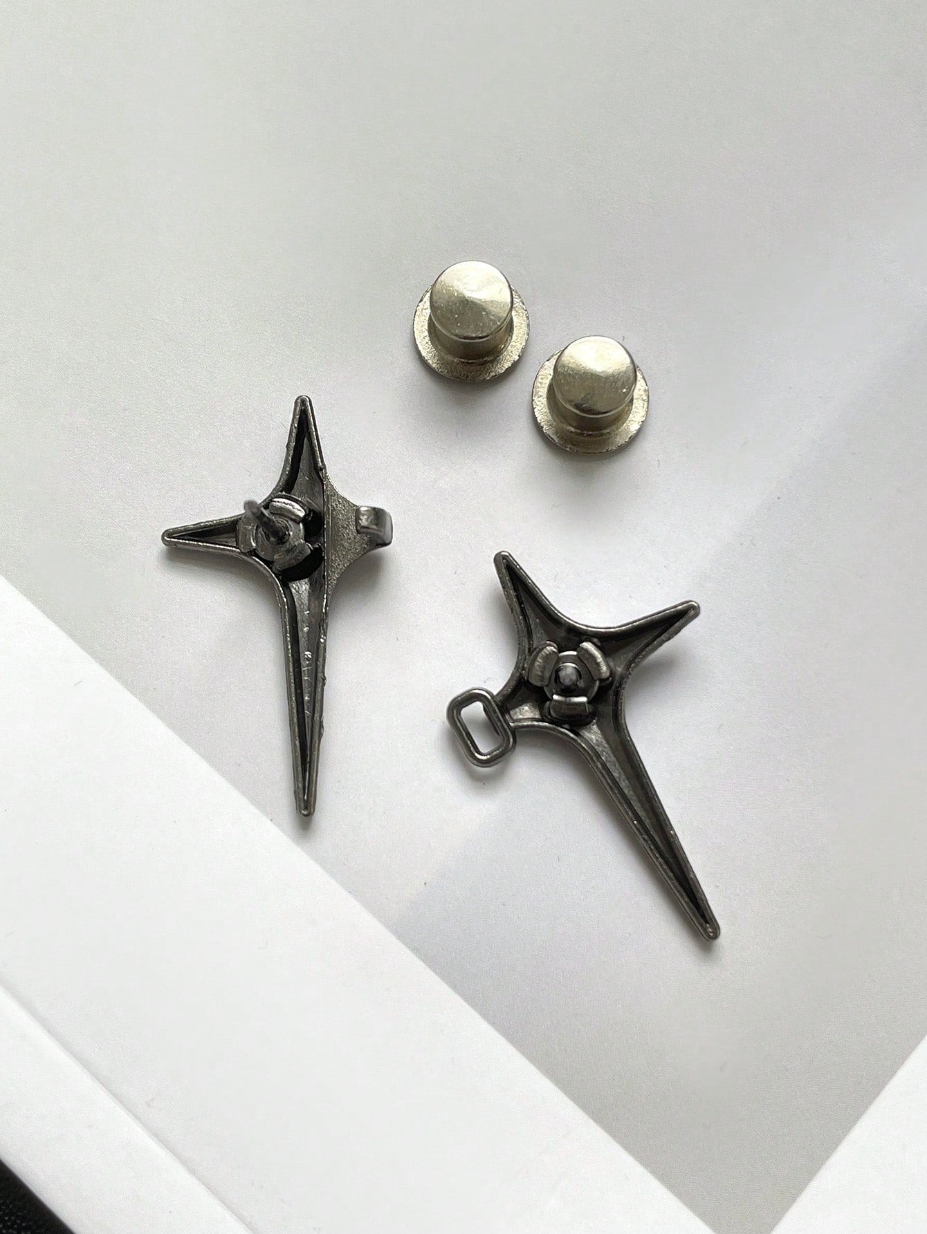 DAZY Silver Star Shaped Button