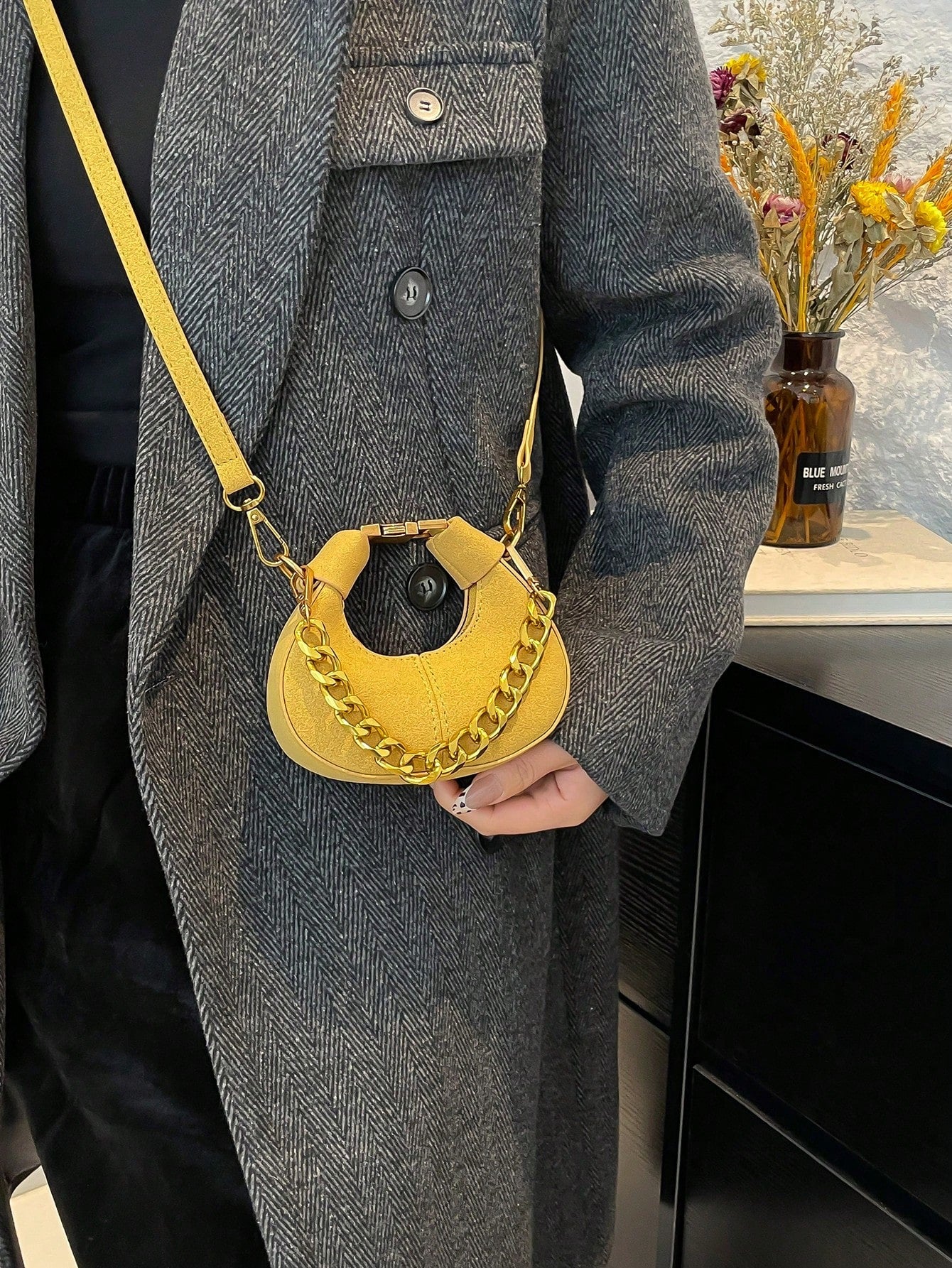 Design Pea-Shaped Mini Messenger Bag For Women, New Style Small Cross-Body Purse For Lipstick, Earphones, Fashionable Butter Yellow Bag For Women