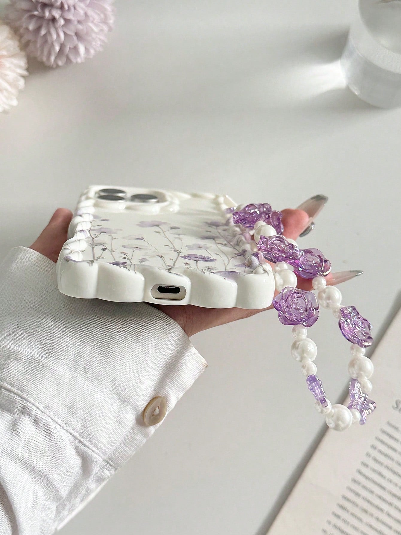 Floral Painted Braided Wavy Edge Beige With Attached Bracelet Flat Print Anti-Drop Fashion Cute Phone Case Suitable For Ip 17/Ip 17pro/Ip 17promax/Iphone16/Iphone16pro/Iphone16promax/IPhone16plus/ 10c