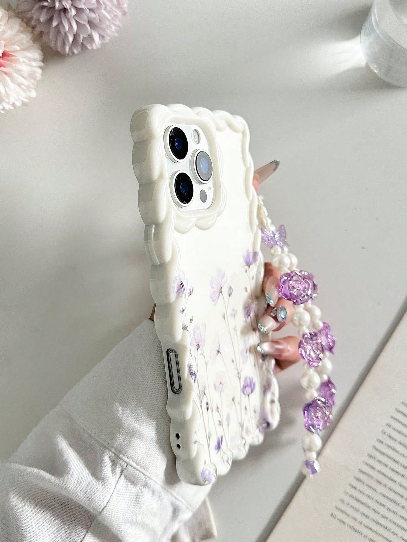 Floral Painted Braided Wavy Edge Beige With Attached Bracelet Flat Print Anti-Drop Fashion Cute Phone Case Suitable For Ip 17/Ip 17pro/Ip 17promax/Iphone16/Iphone16pro/Iphone16promax/IPhone16plus/ 10c