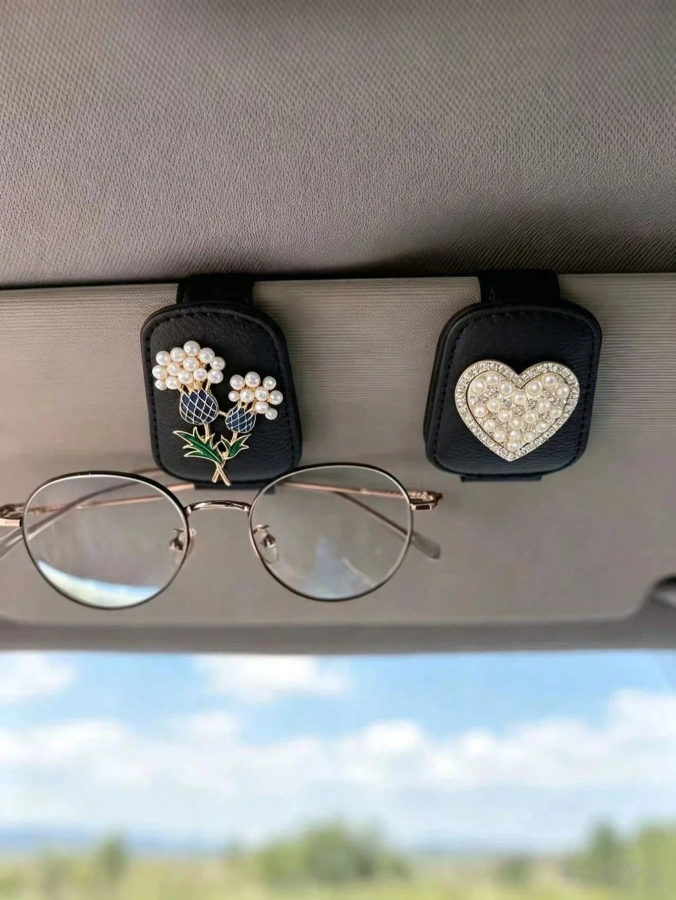 French Pearl Flower Heart Car Fashion Glasses Clip, Rhinestone Leather Sun Visor Universal Fashion Glasses Card Holder Clip, Women's Car Decor, Black Litchi Grain Leather Sun Visor Fashion Glasses Tic