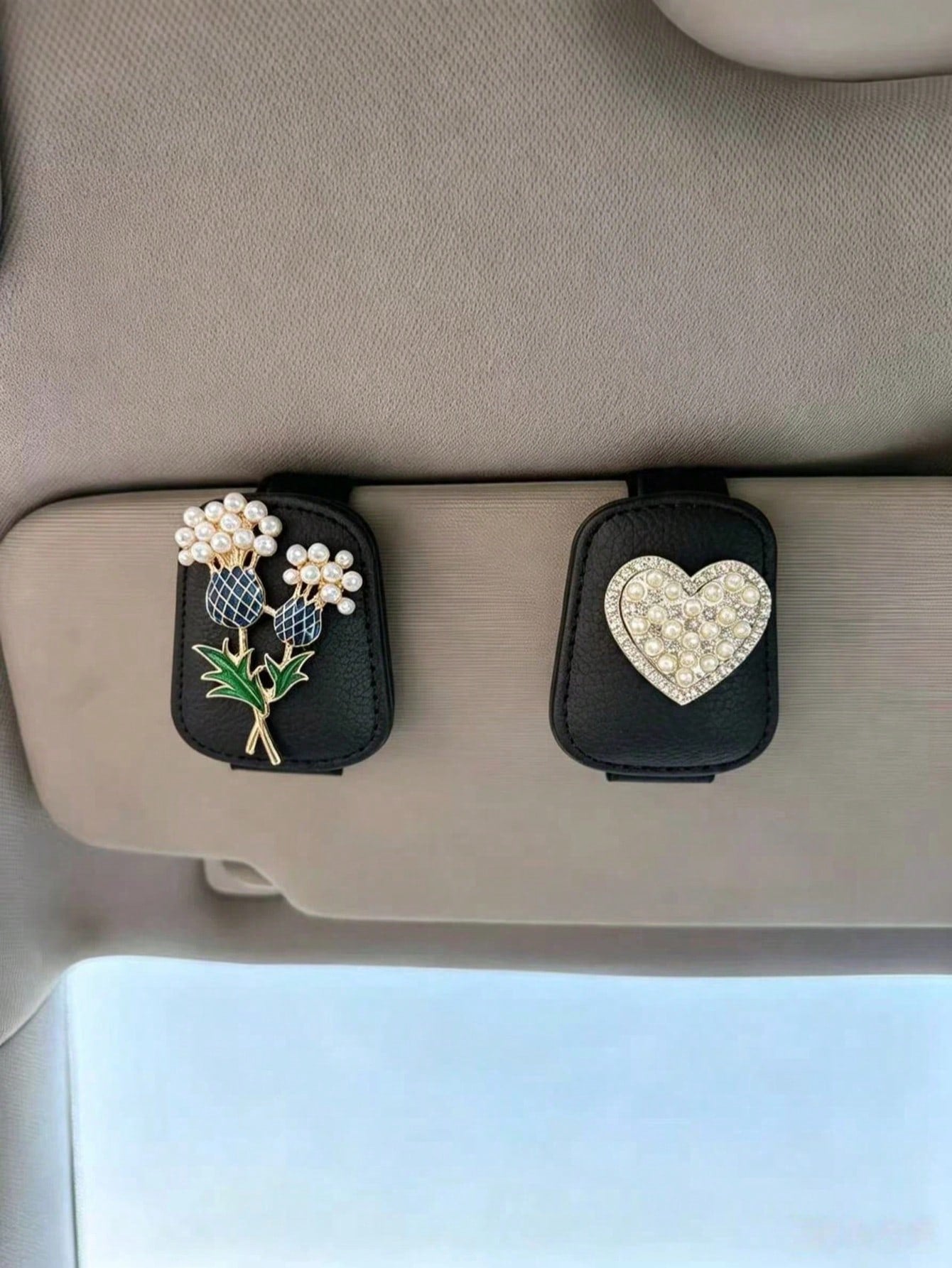 French Pearl Flower Heart Car Fashion Glasses Clip, Rhinestone Leather Sun Visor Universal Fashion Glasses Card Holder Clip, Women's Car Decor, Black Litchi Grain Leather Sun Visor Fashion Glasses Tic