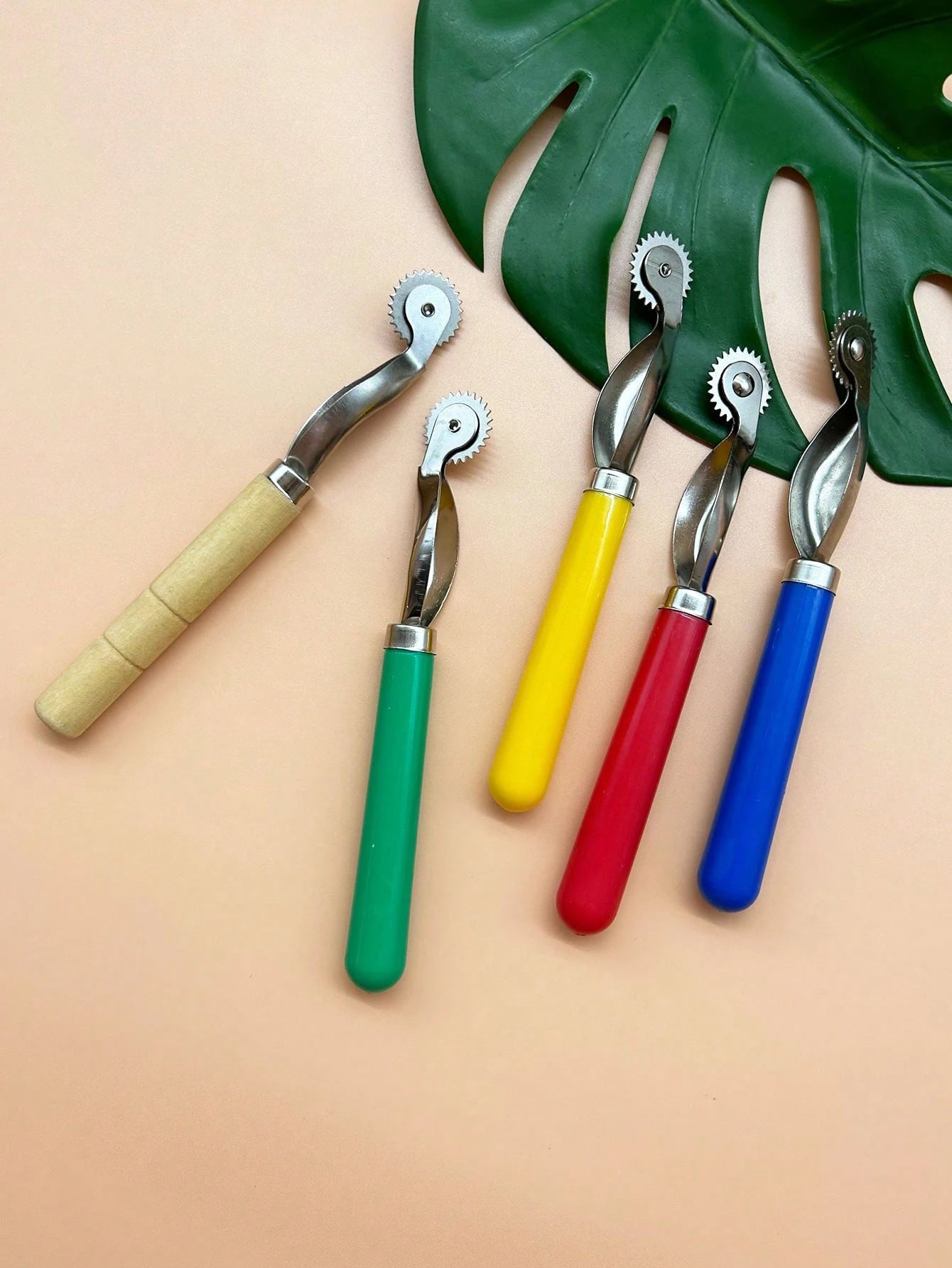 High Precision Gear Sewing Marking Wheel, Tailor, Garment Pattern Maker, Leather Craftsman All-Purpose Pattern Marker, 5 Color Options (Red/ Yellow/ Blue/ Green/ Wood Grain), Practical Professiona