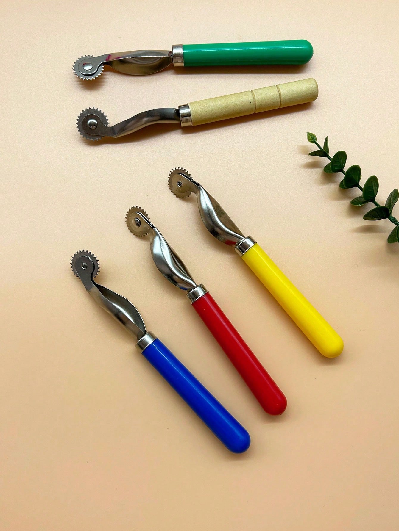 High Precision Gear Sewing Marking Wheel, Tailor, Garment Pattern Maker, Leather Craftsman All-Purpose Pattern Marker, 5 Color Options (Red/ Yellow/ Blue/ Green/ Wood Grain), Practical Professiona