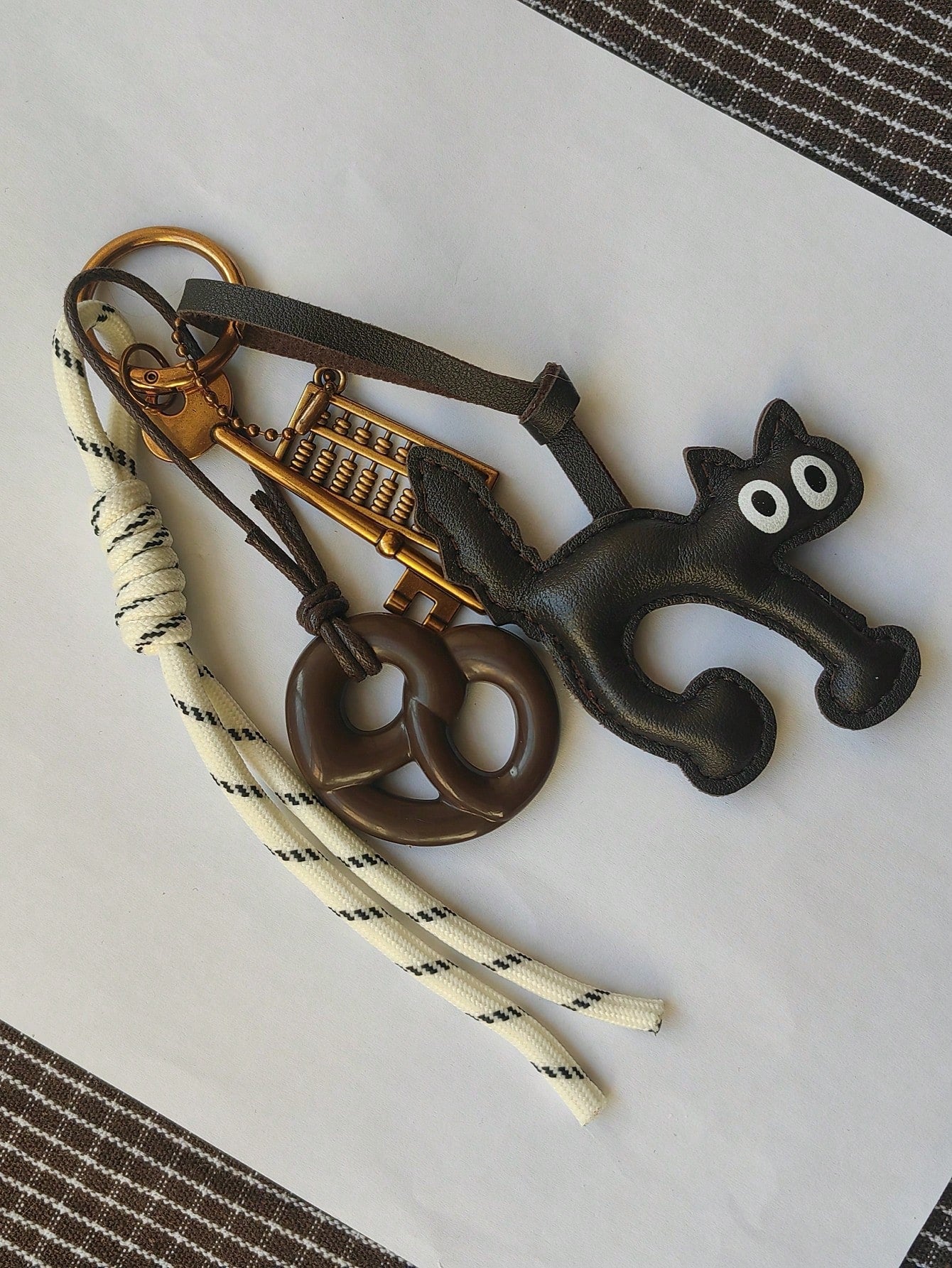 INS Style Edgy Chic Key Chain, Cute Accessories Including Biscuit, Abacus, Big-Eyed Cat Designs, Decorative Knotted Lanyards, Suitable For Women, Girls, Office, School, Small Gifts To Enhance Your Sty