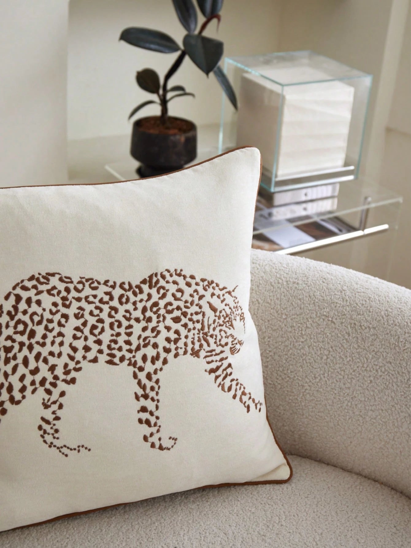 LCUHPCL 1pc And 2pcs Low-Key Luxury 3D Leopard Embroidery Pillowcase, Home Decor Suitable For Living Room, Bedroom, Car And Other Environments