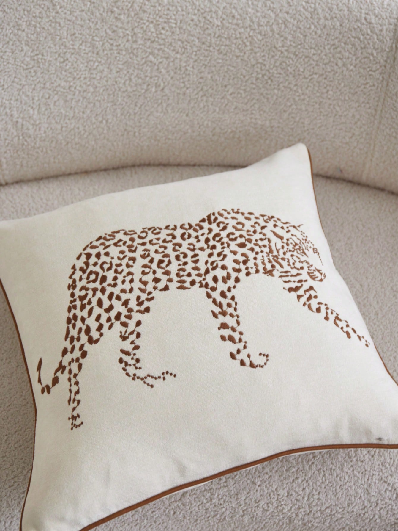 LCUHPCL 1pc And 2pcs Low-Key Luxury 3D Leopard Embroidery Pillowcase, Home Decor Suitable For Living Room, Bedroom, Car And Other Environments