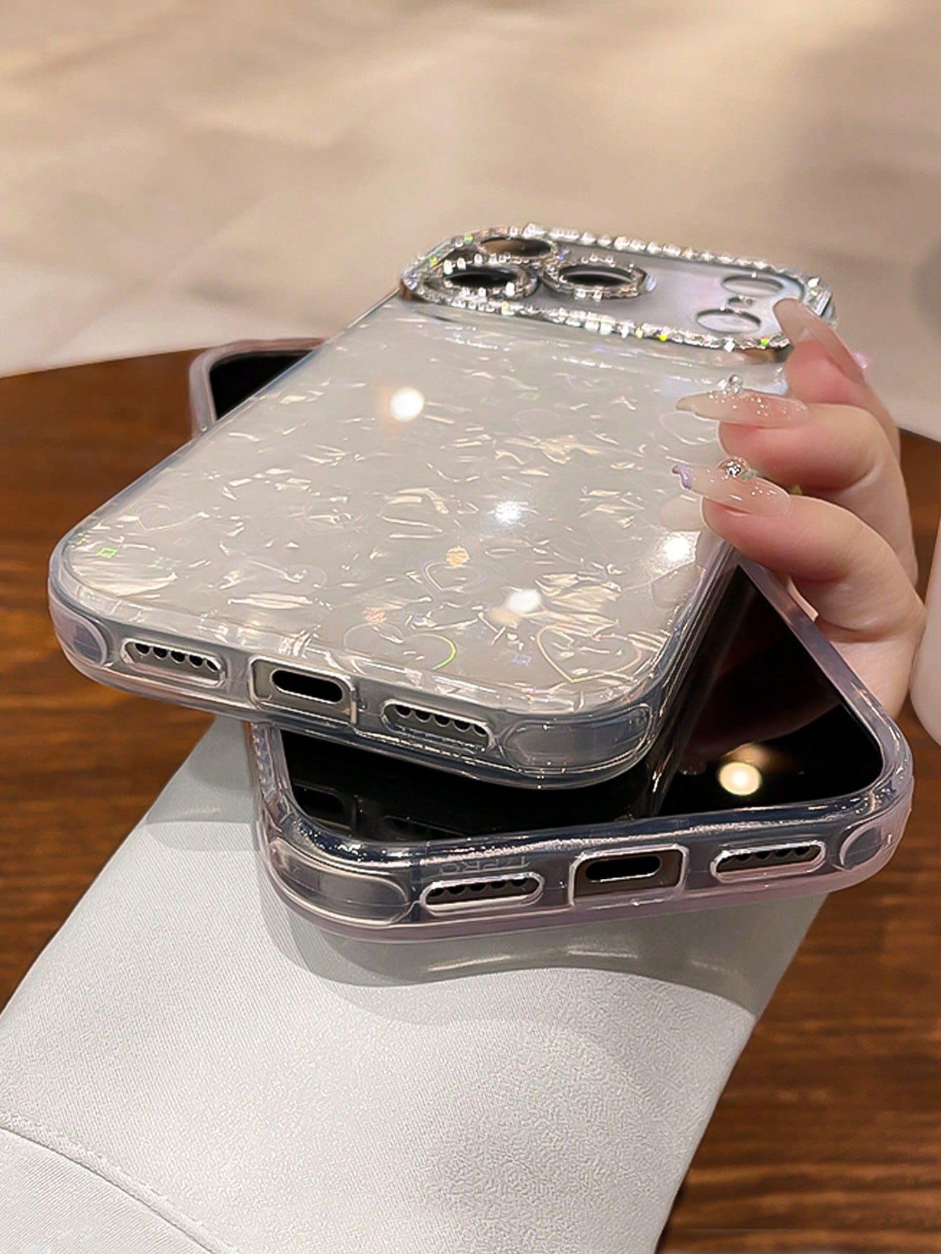 Luxury Sparkly Sequin Minimalist White Pearlescent Heart Pattern Premium Rhinestone Bright White Heart Acrylic Hard Phone Case Compatible With IPhone 17 Pro Max/17 Pro/17 Air/17/16 Pro Max/16/16 Pro/1