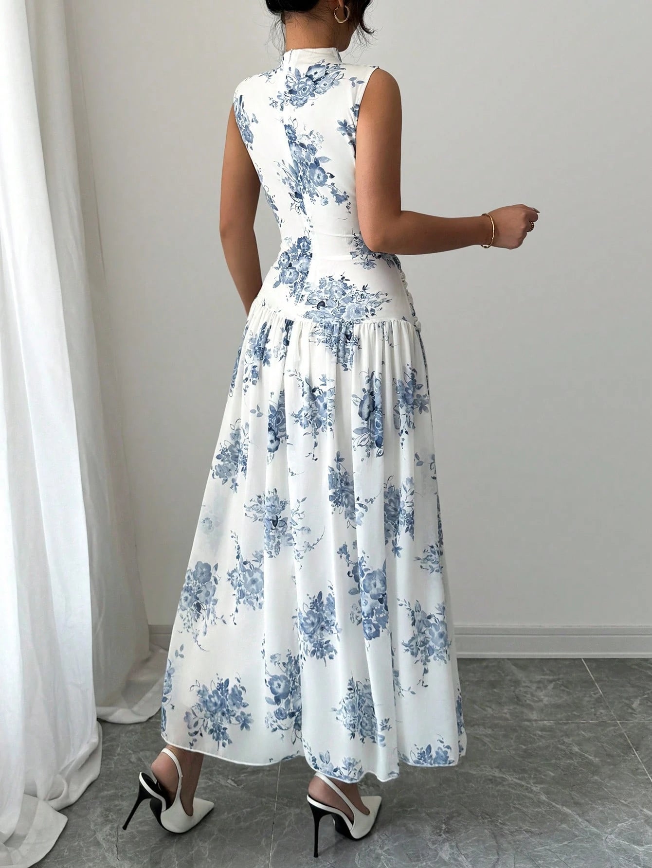 Modelyn Pink Floral Print French Style Sleeveless Maxi Dress, Women's Fashion Low-Cut Waist Cinched Long Dress, Ruched Waist Design, White Chiffon Floral Dress, Summer Vacation Outfit, Elegant Daily W