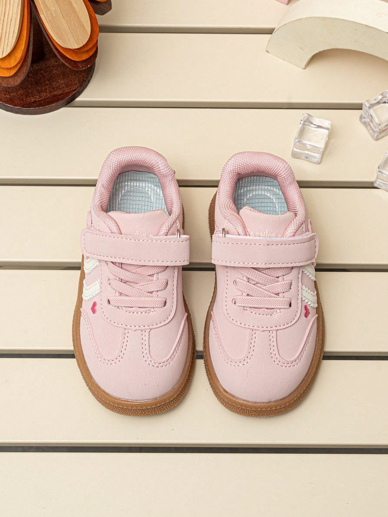 Sweet Heart Embroidery Girls' Low-Top Sneakers, Colorblock Soft Sole, Hook & Loop Closure, Casual Daily Commute Shoes For Toddlers