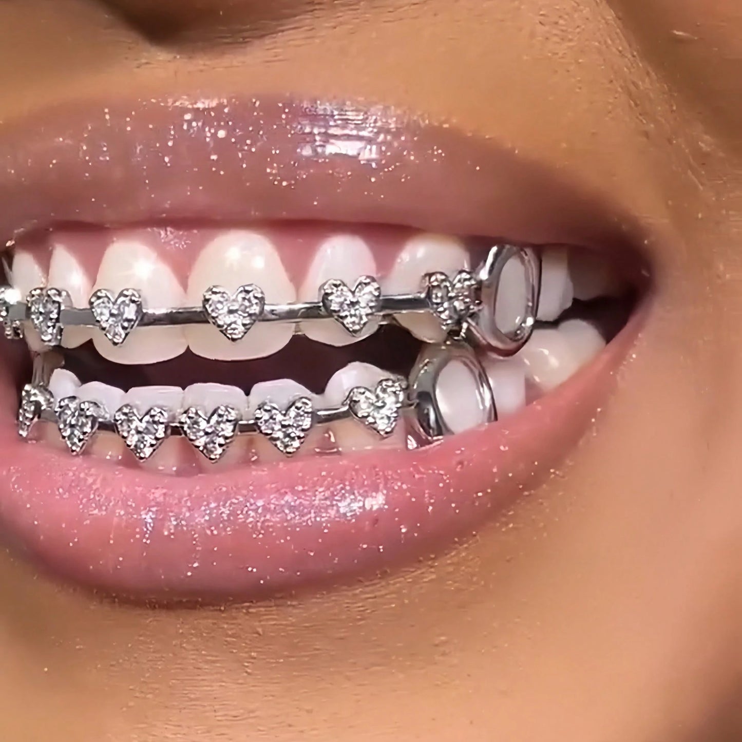 THATBOY 2pcs Love Connection Side Hollowed-Out Grillz Copper Inset 5A Zirconia Hip Hop Jewelry Grillz Cool Pop Party Gift Lady Grillz