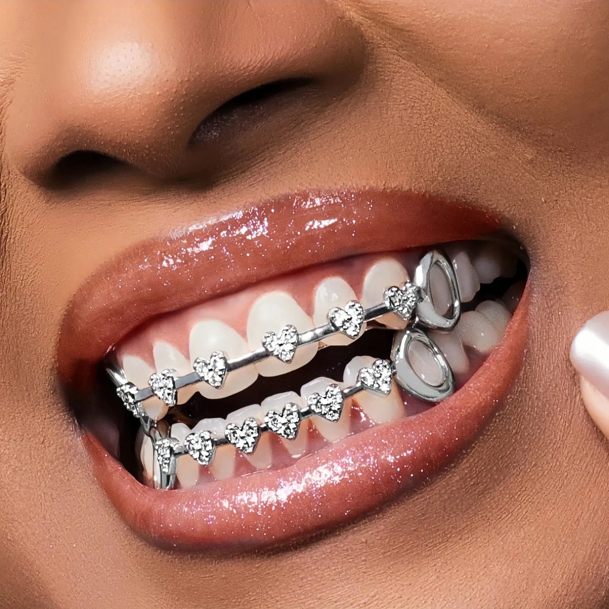 THATBOY 2pcs Love Connection Side Hollowed-Out Grillz Copper Inset 5A Zirconia Hip Hop Jewelry Grillz Cool Pop Party Gift Lady Grillz