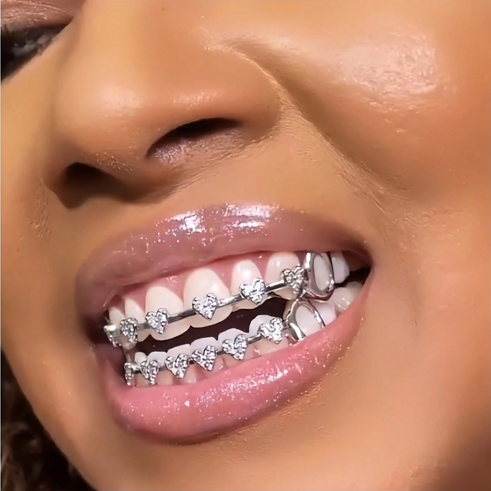 THATBOY 2pcs Love Connection Side Hollowed-Out Grillz Copper Inset 5A Zirconia Hip Hop Jewelry Grillz Cool Pop Party Gift Lady Grillz